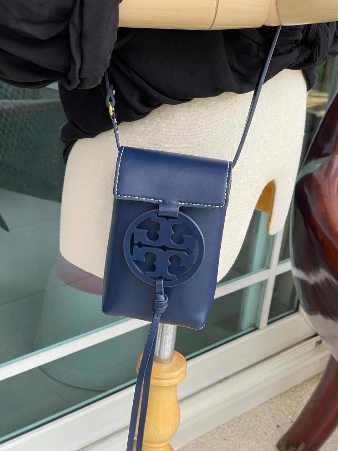 TORY BURCH MILLER METAL PHONE CROSSBODY อีกหนึ่งกระเป๋าใส่มือถือรุ่นฮิตที่เชื่อว่าหลาย ๆ คนต้องเคยเห็นผ่าน ๆ ตามาอย่างแน่นอน กับแบรนด์ Tory Burch ดีไซน์กระเป๋าทรงฝาพับแม่เหล็กใช้งานง่าย มาพร้อมดีเทล Logo สีเดียวกับเฉดสีของกระเป๋า แต่ยังมีความน่ารักด้วยทรง