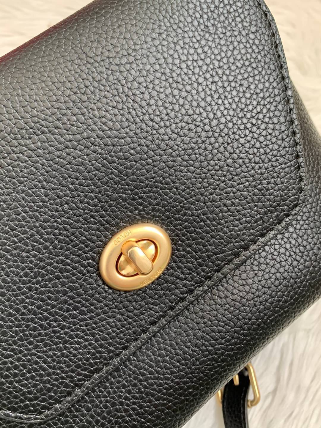 คอลเลคชั่นใหม่ ทั้งสวยทั้งคุณภาพค่ะ😘 COACH KARLEE CROSSBODY BAG 💐พร้อมส่ง ได้ไปไม่ผิดหวังแน่นอนค่ะ! สวยๆแบบคนดังระดับโลกกันค่าา กระเป๋าสะพายแบบครอสบอดี้ร์ หนังแท้นิ่มสวยงามมากๆค่ะ รูปทรงน่ารักกระทัดรัด เปิดปิดกระเป๋าแบบหมุนล็อค ภายในสามารถ