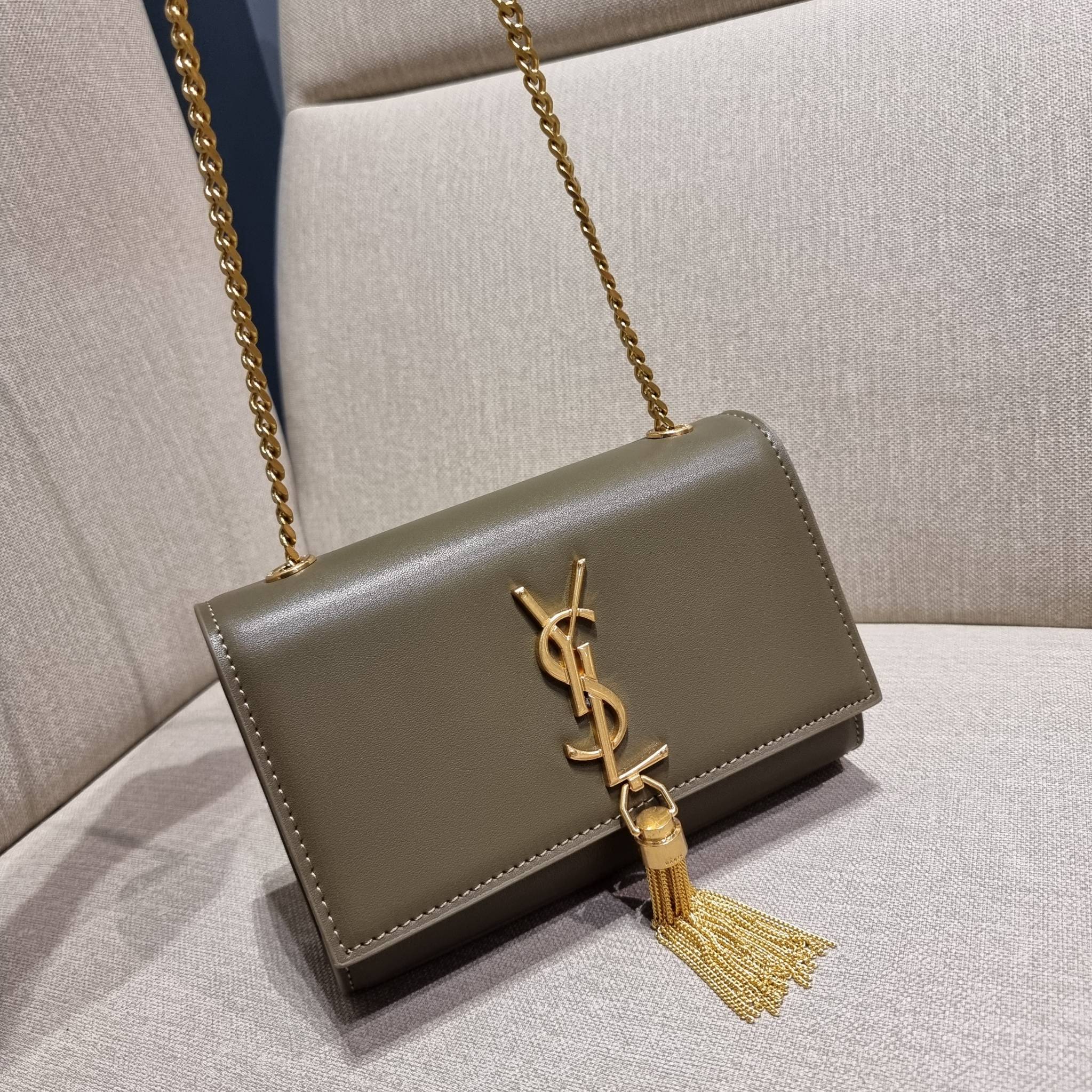 Yves Saint laurent small kate bag สุดหรู ทรง woc ที่แสนจะฮอตปรอทแตก ดีไซน์เรียบ แต่แอบมีดีเทลความหรูที่พู่ห้อยสีทองโดดเด่น เพิ่มความแพงอีกหนึ่ง วัสดุหนังแท้สัมผัสดีงาม ใช้งานง่ายเพียงแค่เปิด-ปิดด้วยกระดุมแม่เหล็ก ภายในเป็นช่องโล่ง มีช่องใส่บัตร ใส่มือถือ 