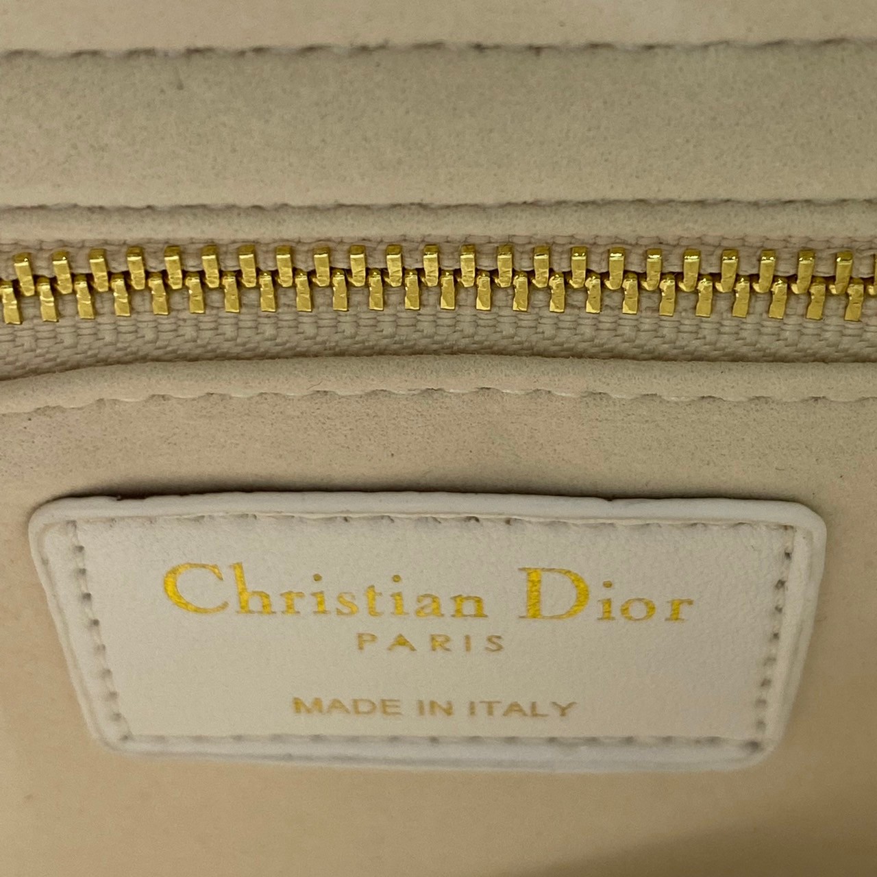 หนังแท้ DIOR LADY BAG 17cm ไซส์เล็กขนาดกำลังน่ารักเลยค่ะ งานออริหนังแท้ทั้งใบปั้มลายรุ่นใหม่ล่าสุด ความสง่างามอีกหนึ่งรุ่นของ Dior รูปทรงสีเหลียม ขนาดกระทัดรัด ตั้งอยู่ทรง ฐานกระเป๋าแข็งแรง มีหมุดรองฐาน ดีไซน์ที่มีเอกลักษณ์เฉพาะตัว ด้านหน้าตกแต่งด้วยตัวอั