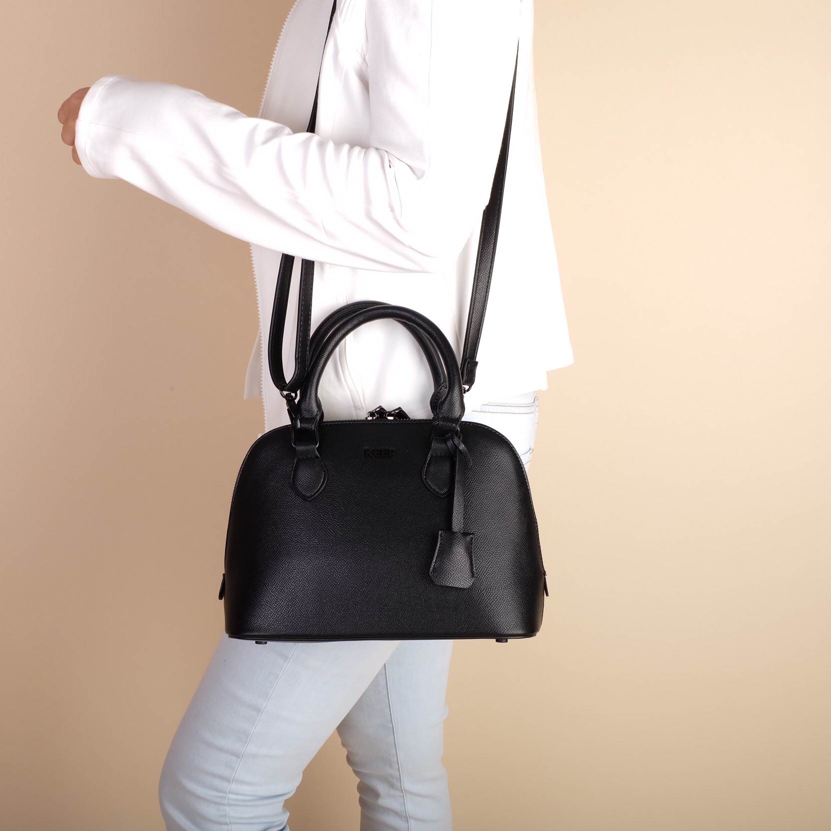 ซูมๆ ใกล้ๆ กันเลย กับ New collection KEEP ' Taylor ' ทำ size ใหม่ (9.5") อยากแนะนำมาก อยู่ระหว่าง มินิ กะ คลาสสิค ขนาด ดี๊-ดี ไม่เล็กไม่ใหญ่ไป แถม!! ดีไซน์รุ่นนี้ เป็นอะไหล่ดำ แต่งกะ look casual style ได้แมตช์ม๊ากกกก มี 3 สี Earth tone ให้เ