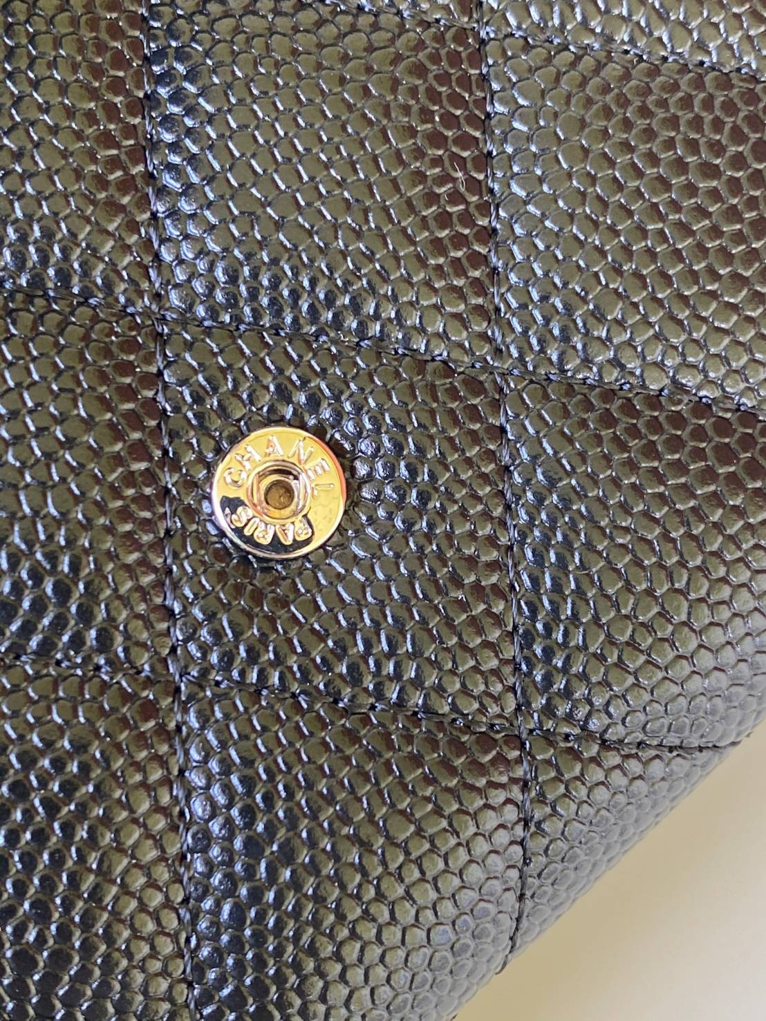 หนังแท้ CHANEL WALLET WITCH CHAIN พร้อมส่งที่ไทย ภาพสินค้าถ่ายจากงานขายจริง ใช้งานต่างประเทศได้ รุ่นยอดนิยมไอเท็มฮิตวัสดุหนังคาเวียร์สวยคลาสสิคเปิดปิดด้วยฝาปิดกระดุมด้านหน้ามีโลโก้แบรนด์อะไหล่สวยหรูดูดีมาพร้อมสายโซ่อะไหล่เงินและทอง ร้อยหนังจะสะพายไหล่ หรื