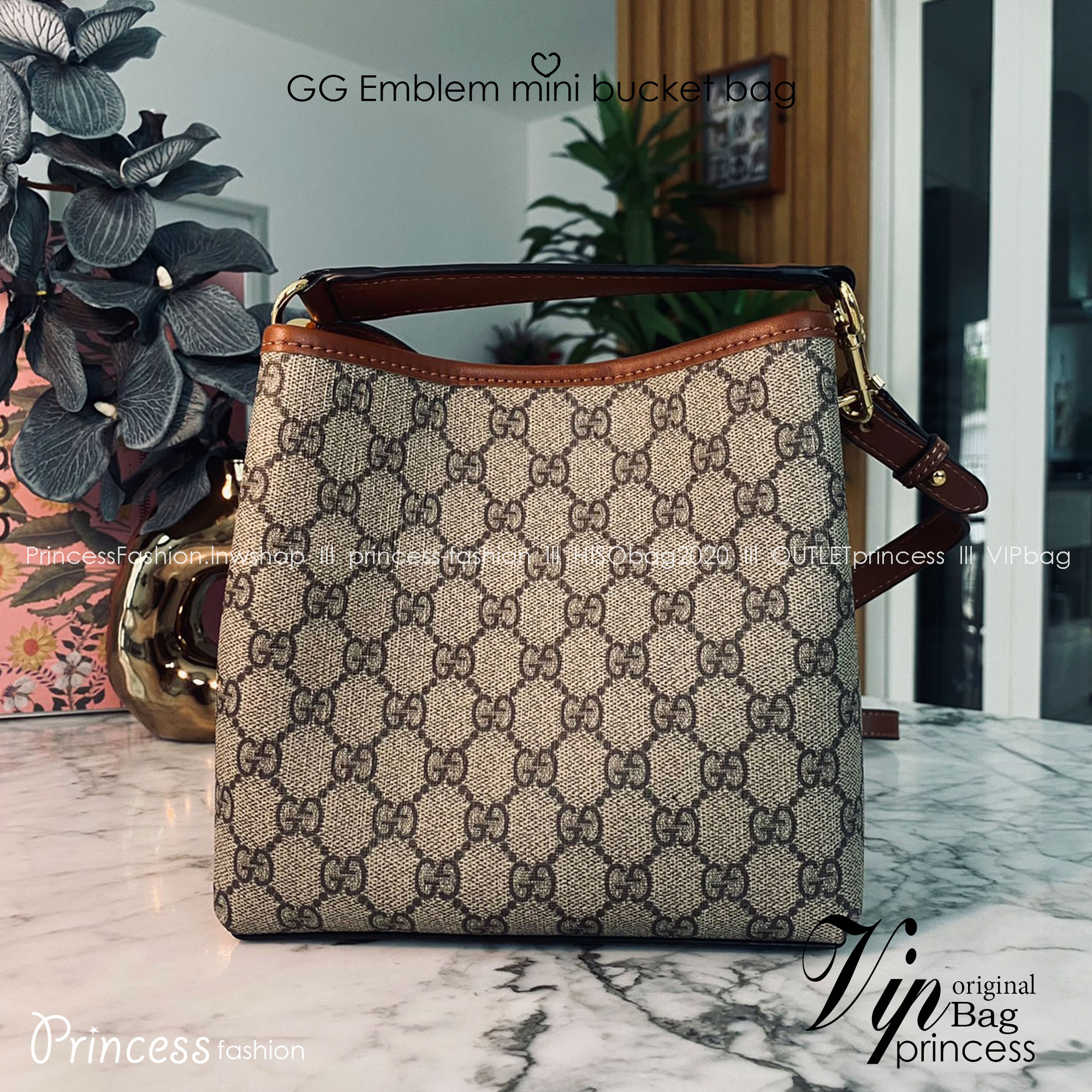 GUCCI GG Emblem mini bucket bag กระเป๋าทรงบัคเก็ตวินเทจรูปทรงใหม่ งานแบรนด์หรู รุ่นนี้ทำออกมาตอบโจทย์ความฮิตมีห่วงอยู่ด้านหน้า สำหรับห้อยตุ๊กตา พวงกุญแจ หรือจะผูกโบว์สวยๆก็เลิศ ดีไซส์สวยใช้งานง่าย ภายในโล่งกว้าง จุของได้เยอะ ถือหรือสะพายก็สวย Must Have!! 