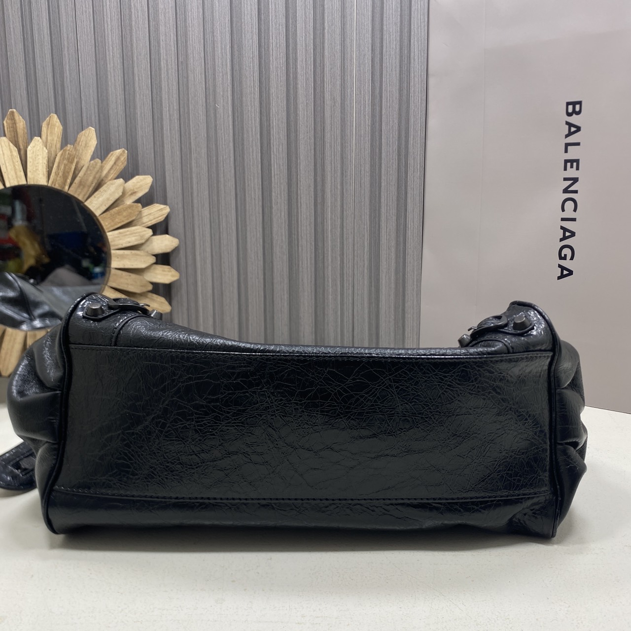 ORI หนังแท้ | Balenciaga Le City Bag East-west Bag กระเป๋าถือ/สะพายข้างทรงยาวดีไซน์โดดเด่นสวยเท่ล้ำสมัย ที่สุดแห่งความไอคอนิกไม่เหมือนใคร มีกิมมิคและลูกเล่นแพรวพราว