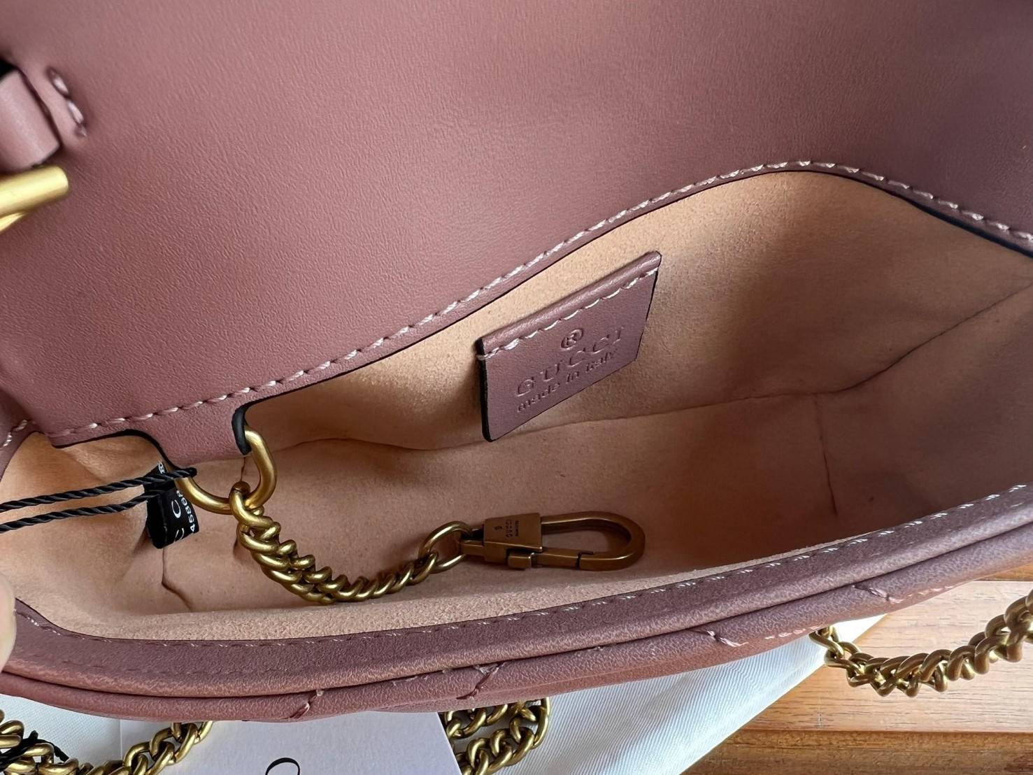 Gucci Marmont Super mini Premiumgift กระเป๋าสะพายข้างใบเล็ก น้องมินิ น่ารั๊กมุ้งมิ้ง วัสดุหนังเชฟรอน สายสะพายแบบโซ่ อะไหล่ทองหรูหรา ด้านหน้าประดับโลโก้แบรนด์หรู ทนทาน แข็งแรง น้ำหนักเบา ใส่ตังค์ใส่โทรศัพท์ Iphone+ ได้ น่ารักมุ้งมิ้ง ไม่ควรพลาดเลยค่า