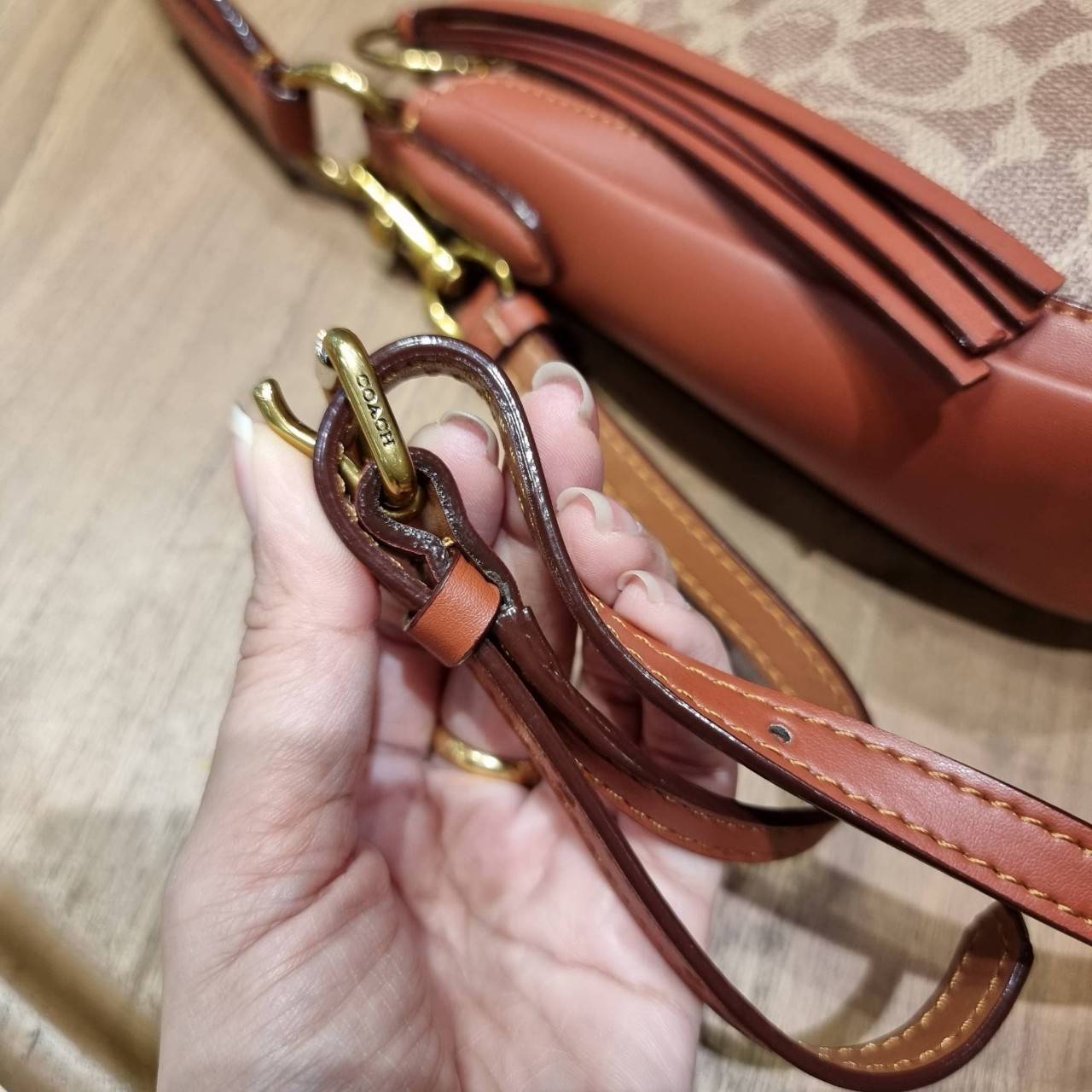 COACH 52577 SUTTON CROSSBODY IN SIGNATURE CANVAS กระเป๋าสะพายไหล่ สวยคลาสสิค สไตล์วินเทจ ใบใหญ่จุใจ วัสดุหนังแคนวาสเคลือบลาย สายคล้องไหล่ในตัว ภายในโล่งกว้าง จุของได้เยอะแน่นๆ มาพร้อมสายสะพาย crossbody ที่จะถอดออก หรือจะสะพายก็เก๋ สวยโดดเด่นแน่นอน พร้อมเส