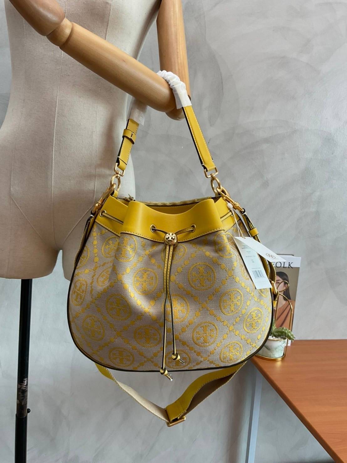 Tory burch t monogram jacquard drawstring hobo New Collection 2021 กระเป๋าถือและสะพายข้าง Monogram จาก tory burch ทำจากผ้าใบ jacquard ตัดด้วยหนังวัวแท้