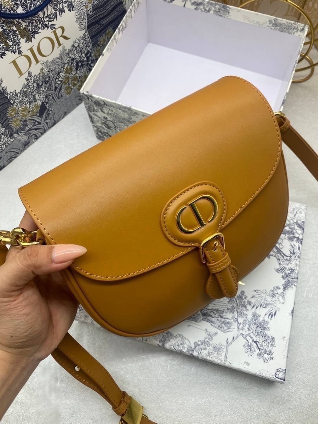 Dior Bobby Medium Bag กระเป๋าสะพายทรงโฮโบรุ่นยอดนิยม คลาสสิคสุดหรู ด้วยสัดส่วนที่กลมกลืนลงตัวอย่างสวยงาม เกรดท็อปออริ ใช้งานต่างประเทศได้