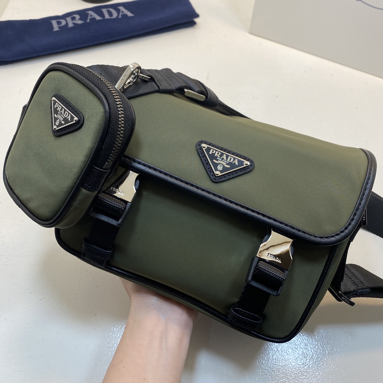 PRADA Re-Nylon and Saffiano leather shoulder bag / PRADA Messenger Bag กระเป๋าสะพายทรงเหลี่ยม คอมพลีทครีเอทลุคหล่อเท่ เกรดออริ 1:1 ใช้งานต่างประเทศได้