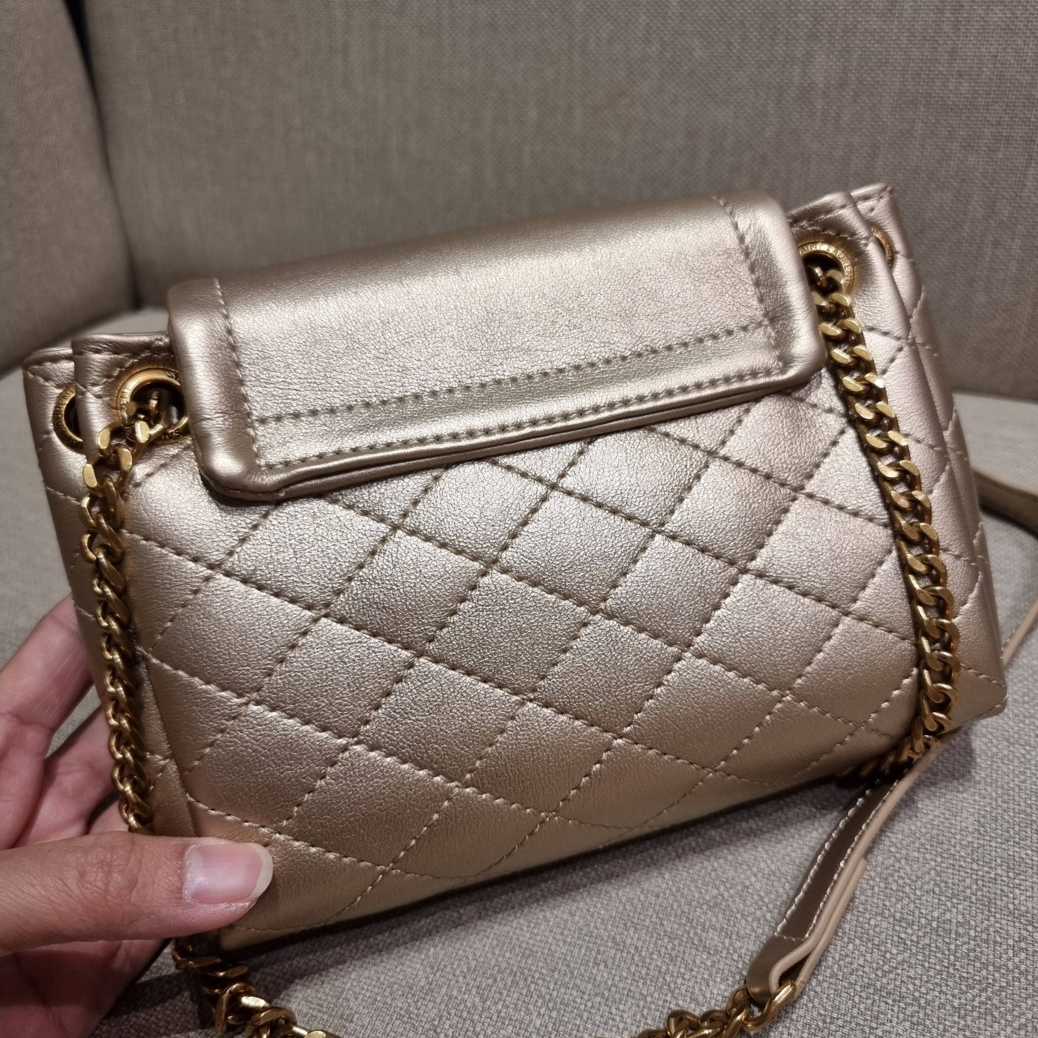 Yves Saint laurent mini nolita in lambskin / YSL mini nolita น้องสาวคนสวยที่ต้องตาเมื่อแรกเห็น กระเป๋าสะพายดีไซน์หรู ไซส์มินิ แบรนด์นี้ไม่เคยทำให้ผิดหวังจริงๆ ด้วยดีเทลความเรียบง่ายแต่มีความหรูอยู่ในตัว วัสดุหนังแกะ สัมผัสดีงามมากๆ เปิด-ปิดด้วยกระดุมแม่เห