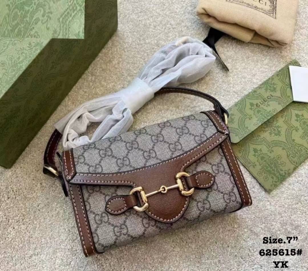 Gucci Horsebit 1955 Mini Bag / GC crossbody horizon mini bag กระเป๋าสะพายข้างขนาดกำลังดี สวยอยู่ทรง วัสดุหนังแคนวาสทนทาน แฝงความหรู เปิด-ปิดฝาสอดพร้อมแม่เหล็กในตัว ภายในเป็นช่องโล่ง ใส่โทรศัพท์ได้ทุกรุ่น พกแทนกระเป๋าสตางค์ ใส่บัตร ใส่ธนบัตรพกง่ายๆก็ได้ สา