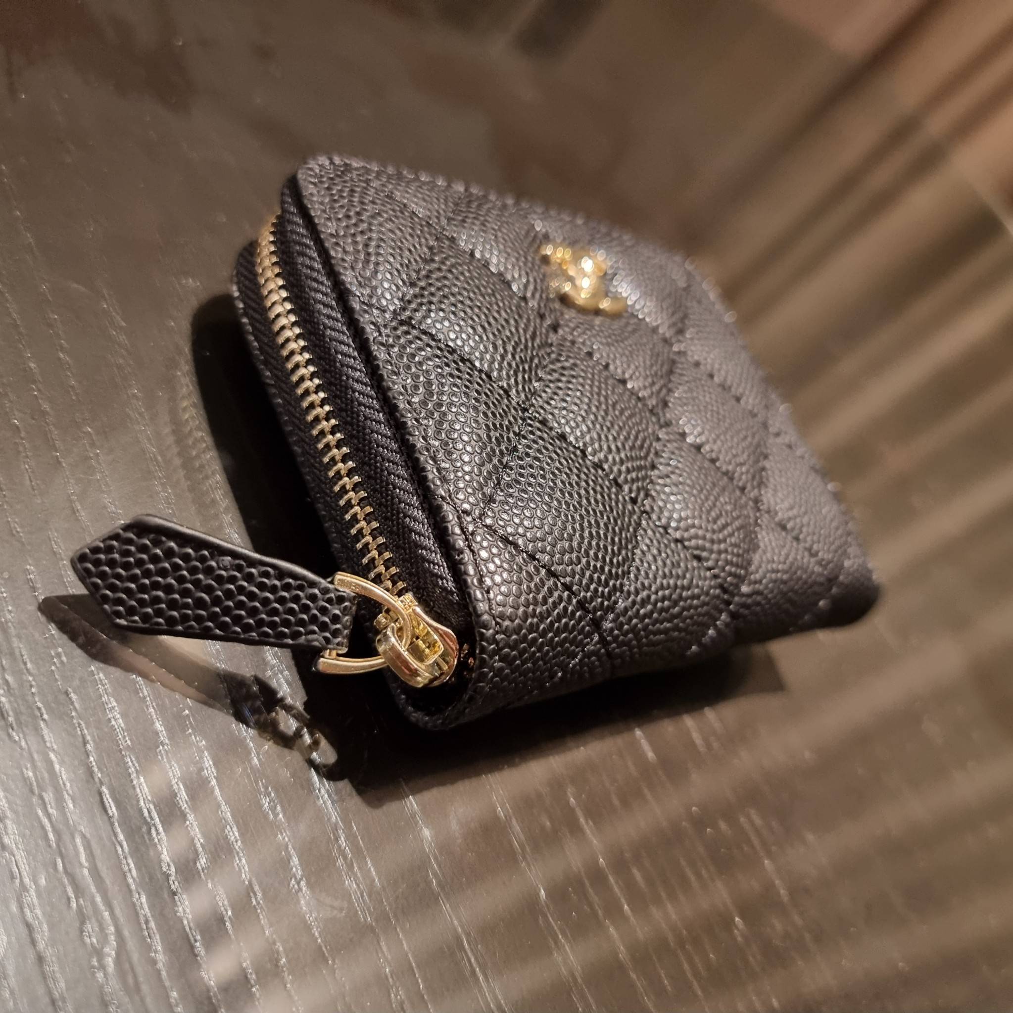 กระเป๋าสตางค์ใบสั้นรุ่นซิปรอบ จาก Chanel เรียบหรู ดูไฮน์ วัสดุหนังสังเคราะห์ลายคาร์เวีย ด้านในเป็นหนังซาฟเฟียโน่ เปิด-ปิดด้วยซิป รูดใช้งานง่าย ภายในกระเป๋ามีช่องใส่บัตร ใส่ธนบัตรได้ (แบบพับ) ดีไซน์เรียบหรูตามสไตล์ ใช้แล้วเฮง ใช้แล้วรวย จัดเลยจ้าา 🥰