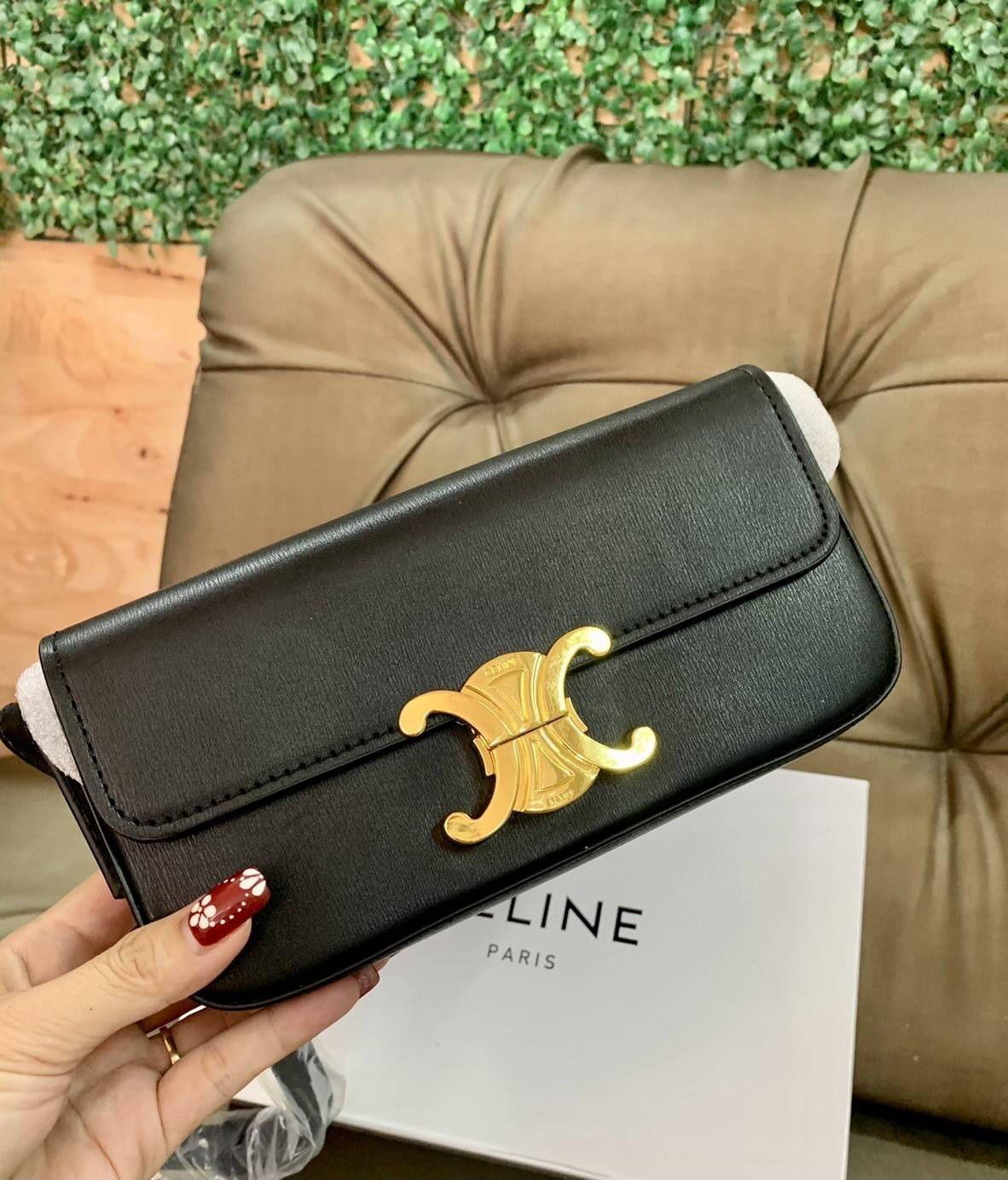 CELINE TRIOMPHE SHOULDER BAG VIP GIFT WITH PURCHASE-GWP พรีเมี่ยมกิ๊ฟ Limited Edition จาก CELINE PERFUME DUTY FREE COUNTER วัสดุหนังแกะสังเคราะห์เรียบ ดีไซน์ยอดนิยมสไตล์สาว LISA ทรงเหลี่ยมสวยหรูอยู่ทรง