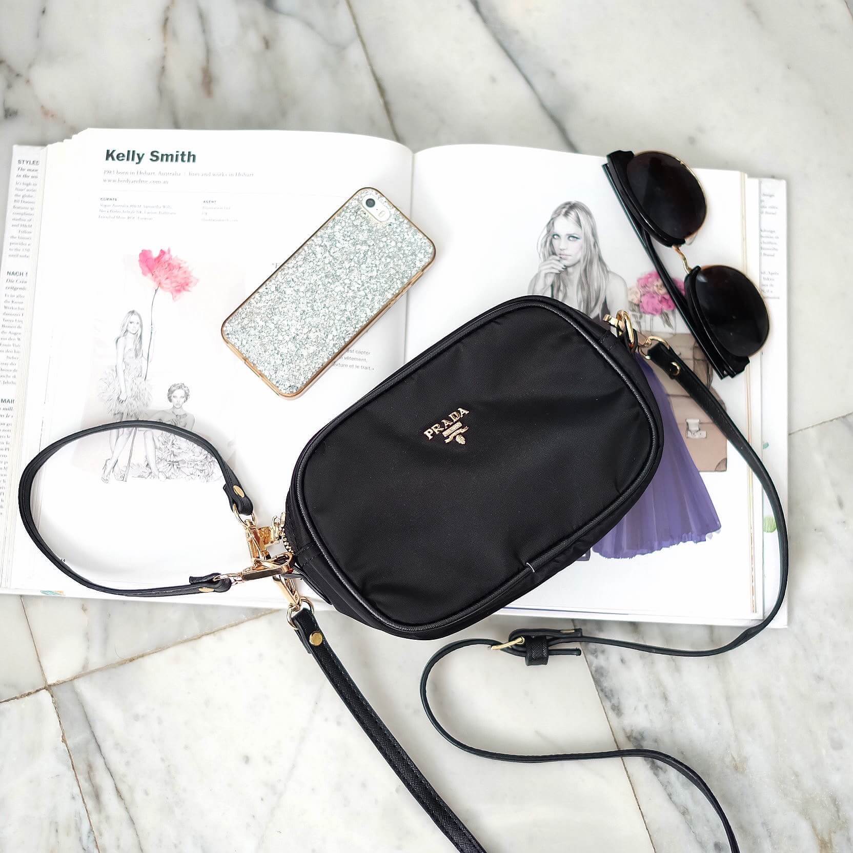 งานพรีเมี่ยมกิ้ฟ จากเคาเตอร์ต่างประเทศคะ ได้ กระเป๋าclutch & shoulder bag จากแบรนด์ Prada มาค่า เป็นกระเป๋าผ้า ไนล่อน น้ำหนักเบา สวยหรู ตามแบบฉบับของแบรนด์เลย ตัวกระเป๋าขนาดกำลังดี ใส่มือถือได้ทุกรุ่น สามารถเก็บสายถือเป็นคลัชออกงานได้คะ หรือ สะพายข้างได้ 