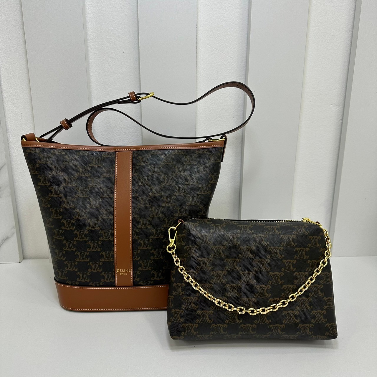 CELINE Medium Bucket Bag in Triomphe Canvas 9" กระเป๋าสะพายทรงบัคเก็ต พิเศษพร้อมใบลูกสะดวกใช้งาน โท้ทรุ่นแรกของแบรนด์ที่ได้รับความนิยมมากที่สุด ควรมีติดตู้ไว้เลย