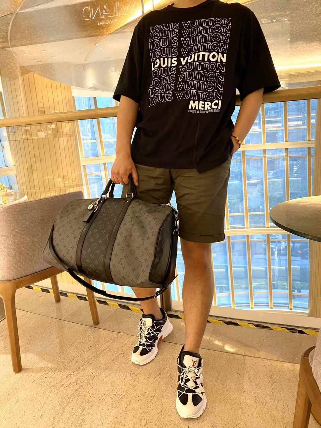 LV KEEPALL BANDOULIERE MONOGRAM ECLIPSE REVERSE กระเป๋าเดินทางสุดคลาสสิค ทึ่ใครๆก็เฝ้ารอ ไอเท็มที่จะทำให้การเดินทางไม่ธรรมดาอีกต่อไป ด้วยดีเทลความเป็นเอกลักษณ์ เรียบแต่หรู วัสดุหนังแคนวาสคุณภาพดี ลวดลายโมโนแกรม เปิด-ปิดด้วยซิปแน่นหนา มีกุญแจล็อคได้ มีสายส