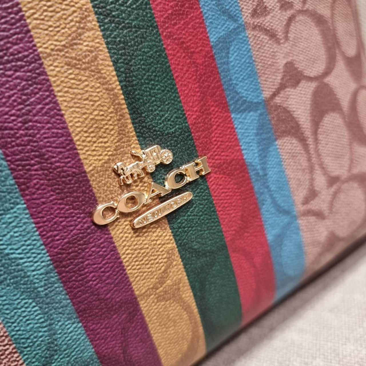 COACH C5641 VAL DUFFLE IN SIGNATURE CANVAS WITH STRIPE ใหม่ล่าสุด กระเป๋าทรงดัฟเฟิล คอลเลคชั่นยอดฮิต สวยโดดเด่น ทรงกระเป๋าไม่ซ้ำใคร แถมยังใส่ของได้จุใจไปอีก วัสดุหนังแคนวาสคุณภาพดี สลับหนังแท้ ด้านหลังมีช่องซิป กระเป๋ามีช่องซิปหลัก ภายในโล่งกว้าง สายสะพาย