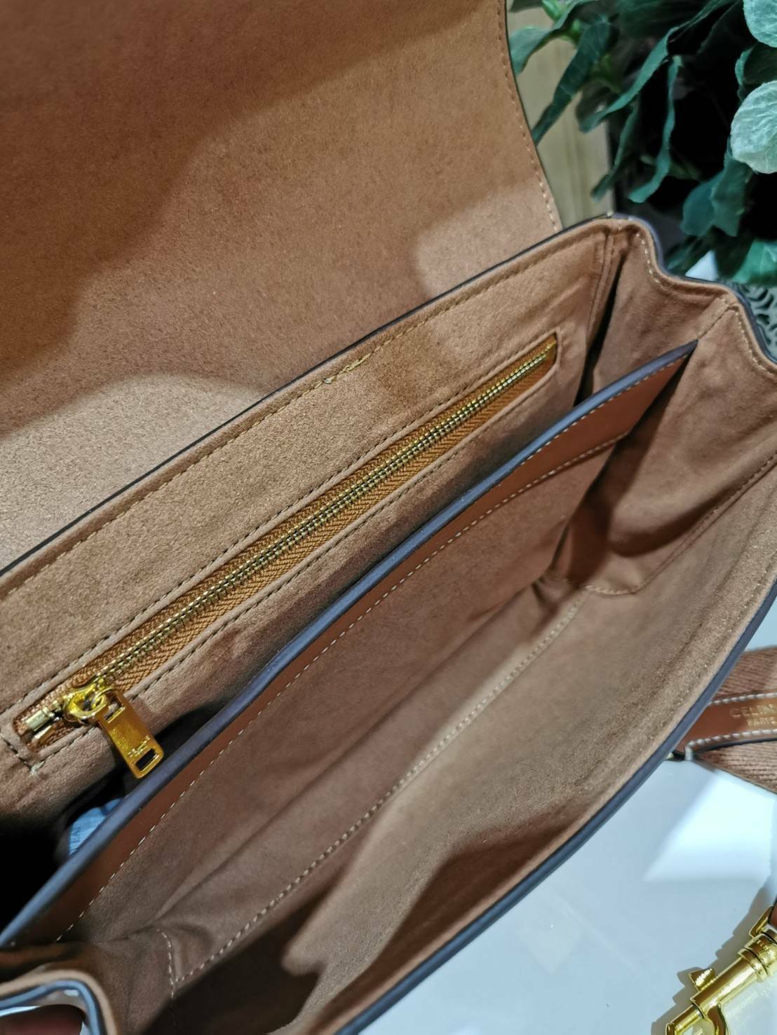 พร้อมส่งความสวย✴️นาทีนี้ต้อง CELINE TRIOMPHE CROSSBODY BAG SMOOTH CALFSKIN VIP GIFT WITH PURCHASE-GWP พรีเมี่ยมกิ๊ฟ Limited Edition จาก CELINE PERFUME DUTY FREE COUNTER วัสดุ หนังแท้ CALFSKIN ดีไซน์สวยหรูสุดคลาสสิคหนังเรียบสวยอยู่ทรงเปิดปิดด้วยฝาปิ