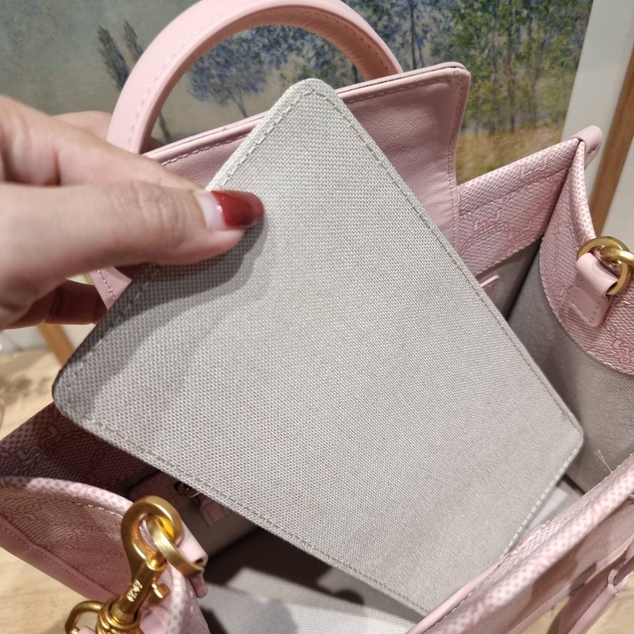 M.C.M HIMMEL SMALL TOTE IN LAURETOS คอลเลคชั่นใหม่ สีเข้าใหม่ ดีไซน์ละมุน น่ารักน่าใช้มากๆ ต้อนรับลวดลาย lauretos ไอคอนิกโมโนแกรมใหม่ ที่สวยแตกต่าง กระเป๋าทรงโท้ท โทนสีเรียบหรู