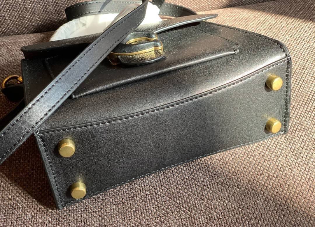 COACH TABBY TOP HANDLE 20 พร้อมส่งที่ไทยค่ะ! กระเป๋าหิ้ว//สะพายข้างได้ หนังแท้อย่างดี กหนึ่งใบทำหนังสองลายได้อย่างสวยงาม พร้อมโลโก้รุ่นใหม่ล่าสุดดูดีมากๆค่ะ เปิดปิดกระเป๋าแบบกดล็อค ภายในมีช่องหลักสองช่อง ใส่มือถือได้ทุกรุ่น;กระเป๋าเงินใบกลางได้;ของจำเป็นจ