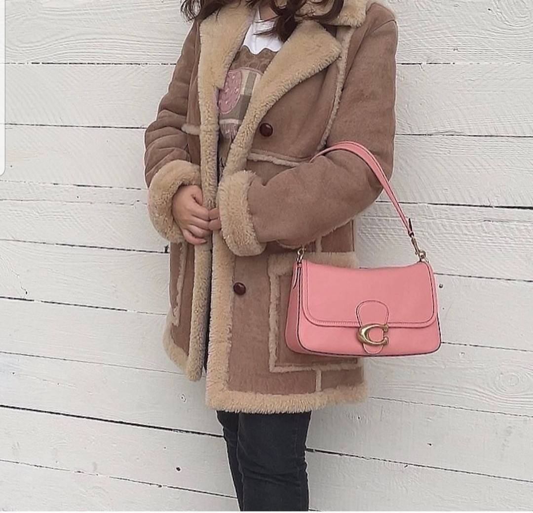 COACH SOFT TABBY SHOULDER BAG (C4823//C5261) กระเป๋าถือ กระเป๋าสะพาย ที่ใครๆก็เข้าถึงได้ หรูหรา คลาสสิค ลุคเรียบร้อย แต่ความสวยไม่น้อย! ดาเมจความลุคผู้ดีรุนแรงมาก!!เกินต้าน!!// วัสดุหนังแท้ทั้งใบ หนังเรียบ หนังนิ่มมากๆ อยู่ทรงสวยมากๆด้วย// ด้านในโล่งกว้าง