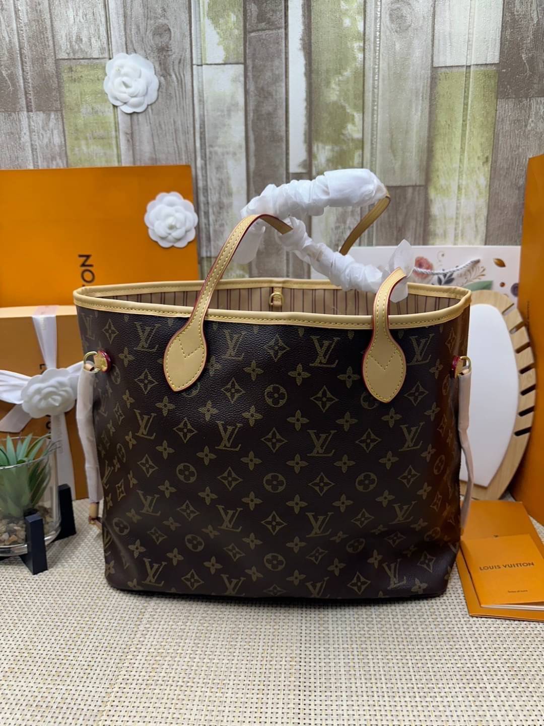 LV Neverfull MM Tote Monogram Canvas With Cat / Puppies กระเป๋าทรงโท้ท รุ่นลิมิเต็ด พิมพ์ลายน้องหมา น้องแมว ลวดลายท่องเที่ยว ลายสีสัน เป็นการรังสรรค์สุดท้าทายครั้งใหม่ของกระเป๋ารุ่นไอคอนิกจากหลุยส์ ผสานความหลากหลายในการใช้งานยุคใหม่กับพลังสีสันอันสดใสได้อ