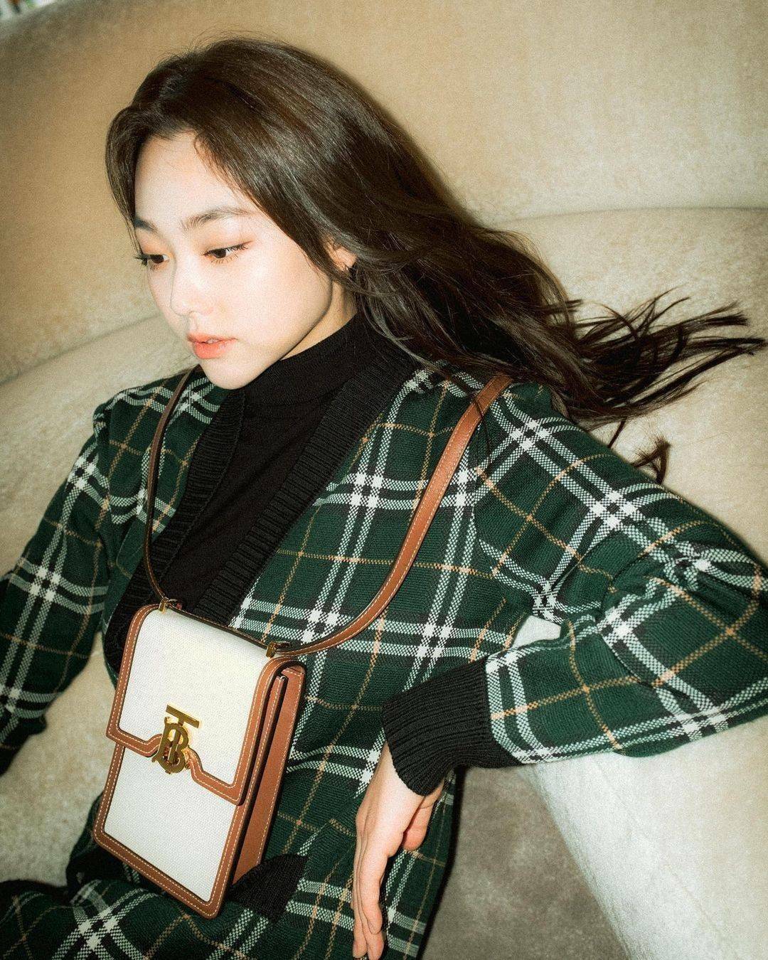พรีเมี่ยมกิ๊ฟแท้ 100% 】BURBERRY FRAGRANCES CROSSBODY BAG VIP GIFT WITH PURCHASE (GWP) กระเป๋าสะพายพรีเมี่ยมกิ๊ฟ Limited Edition จากน้ำหอม BURBERRY วัสดุ Canvas Cotton & Leather ทรงเหลี่ยมแนวตั้งดีไซน์สวยหรูอยู่ทรงมีโลโก้แบรนด์ด้านหน้า