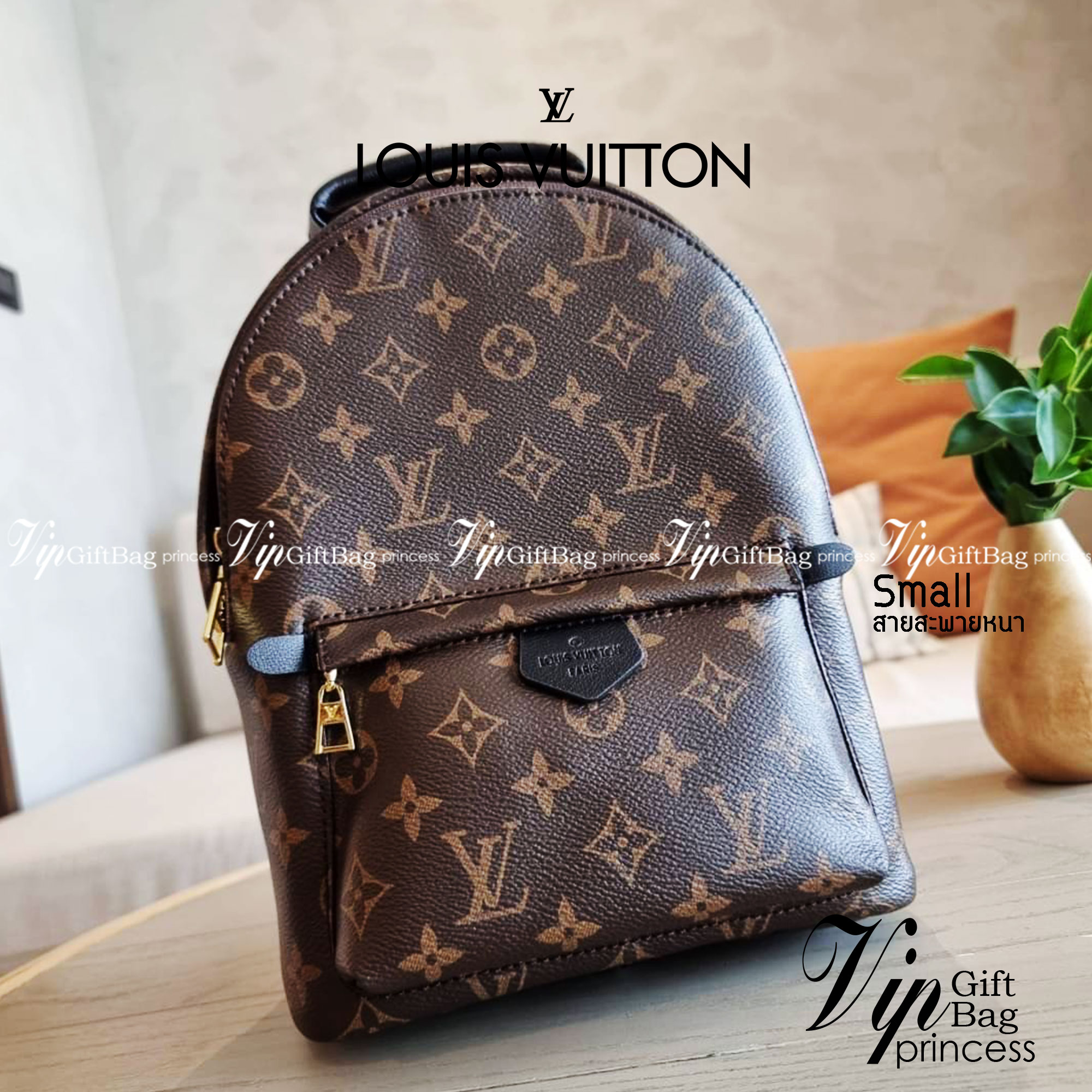 LV Backpack Size Small | สายสะพายเล็ก ถอดได้ LV palm springs New in!! เข้าแล้วกับไอเท็มยอดฮิต หรูหราพร้อม box set สุดสวย ที่สุดของความคุ้มค่า LV palm springs กระเป๋าแบ็คแพ็ค มาให้เลือก 2 ไซส์ ขายดี วัสดุหนังแคนวาสคุณภาพดี มีช่องซิปแบ่งสัดส่วน ใบเล็กสายวะพ