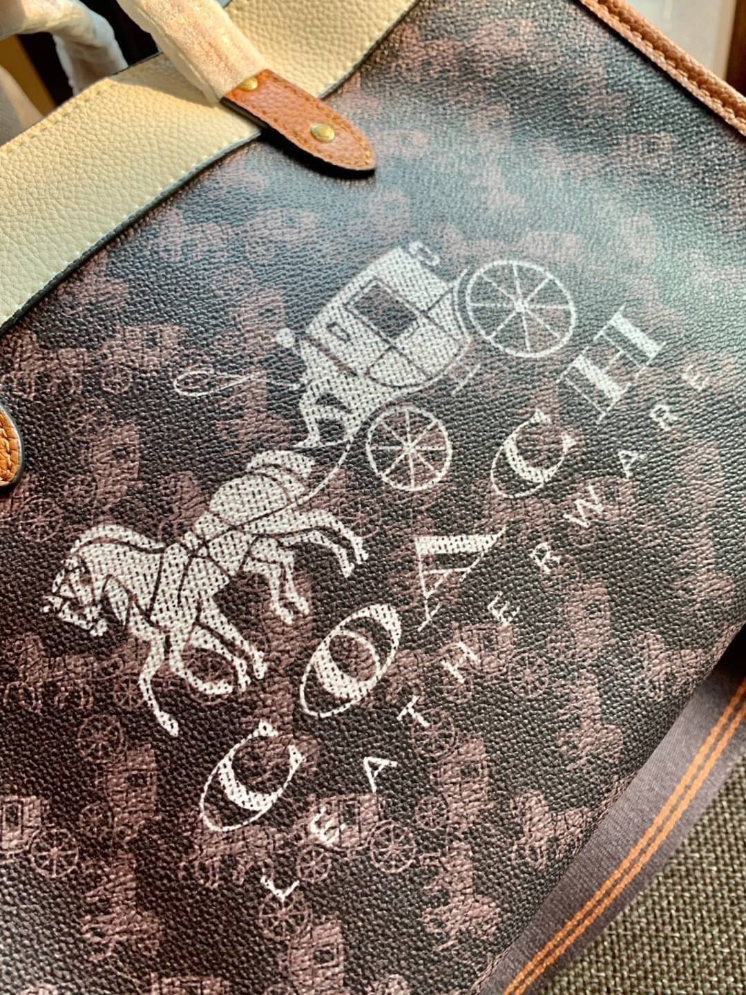 COACH FIELD TOTE 30 WITH HORSE AND CARRIAGE PRINTAND CARRIAGE BADGE 📣พร้อมส่งที่ไทย ใหม่ล่าสุด บอกเลยสีสวย สุดคลาสสิคมากๆ