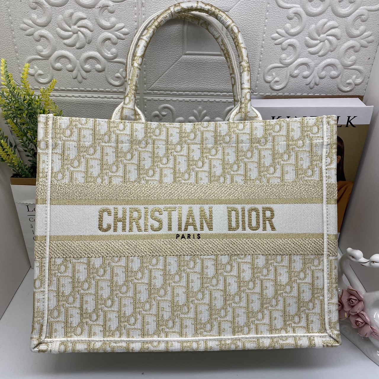 CHRISTIAN MEDIUM DIOR BOOK TOTE เอกลักษณ์ของความหรู เป็นทางช็อปปิ้งBag ที่ต้องมี ภายในโล่งกว้างมาก ใส่ของแบบแน่นๆ จุๆไปได้เลย น้ำหนักเบาสบาย งานออริปักขึ้นรูปสวยมาก มี code stamp พร้อมส่งที่ไทย ภาพสินค้าถ่ายจากงานขายจริง ใช้งานต่างประเทศได้ค่ะ