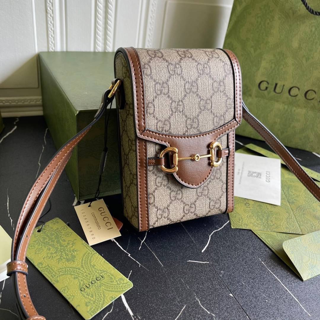 หนังแท้ GUCCI Horsebit phone bag กระเป๋าสะพาย กระเป๋าใส่โทรศัพท์สุดคลาสสิก หนังวัวแท้สีน้ำตาล อะไหล่สวย ดีไซต์สัญลักษณ์วงแหวนตามแบบฉบับ GUCCI มาพร้อมกล่องแบรนด์และสายสะพายยาวที่สามารถปรับระดับได้ พร้อมส่งให้สะพาย สวยๆ กันแล้ววันนี้ ใบนี้ must have..ค่ะ.!!