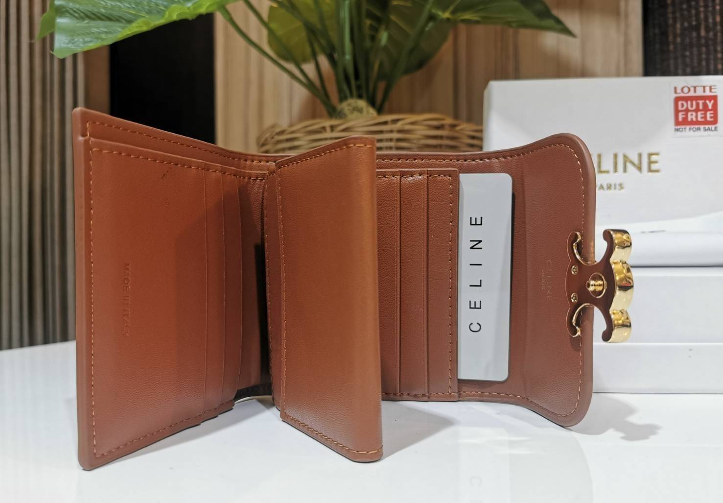 CELINE SHORT WALLET VIP กระเป๋าสตางค์ซีลีน หนังเรียบสวยอยู่ทรงมีโลโก้ด้านหน้าเปิดปิดด้วยฝาพับกระดุม ภายในมีช่องแบ่งหลายช่อง มีช่องใส่บัตรหลายช่อง ช่องใส่เหรียญ ช่องใส่ธนบัตร ใส่แบงก์พันได้เหมือนกระเป๋าสตางค์ยาวไอเท็มแนะนำ ล๊อตพิเศษ!! แถมสายโซ่สามารถสะพายไ