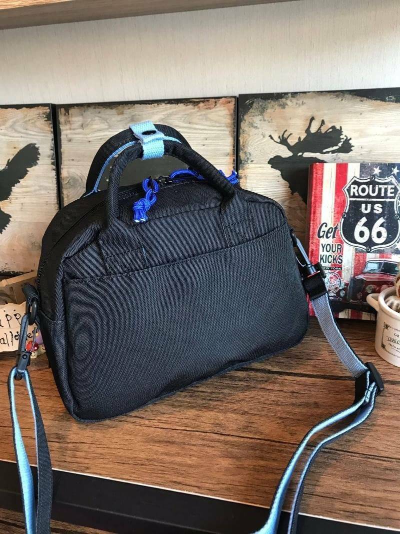 Anello 2Way mini boston Bag คอลเลคชั่นสีทูโทนสดใสต้อนรับลมร้อน กับกระเป๋าถือหรือสะพายข้าง วัสดุผ้าแคนวาสตัดสีทูโทน ที่หูจับมีตัวล้อคสาย มีฐานกว้างตั้งอยู่ทรง เหมาะกับการใช้งานที่สะดวกสบาย มีช่องใช้งานทั้งภายในและภายนอก ใส่ได้ทั้งกระเป๋าสตางค์ทรงยาว มินิไอ