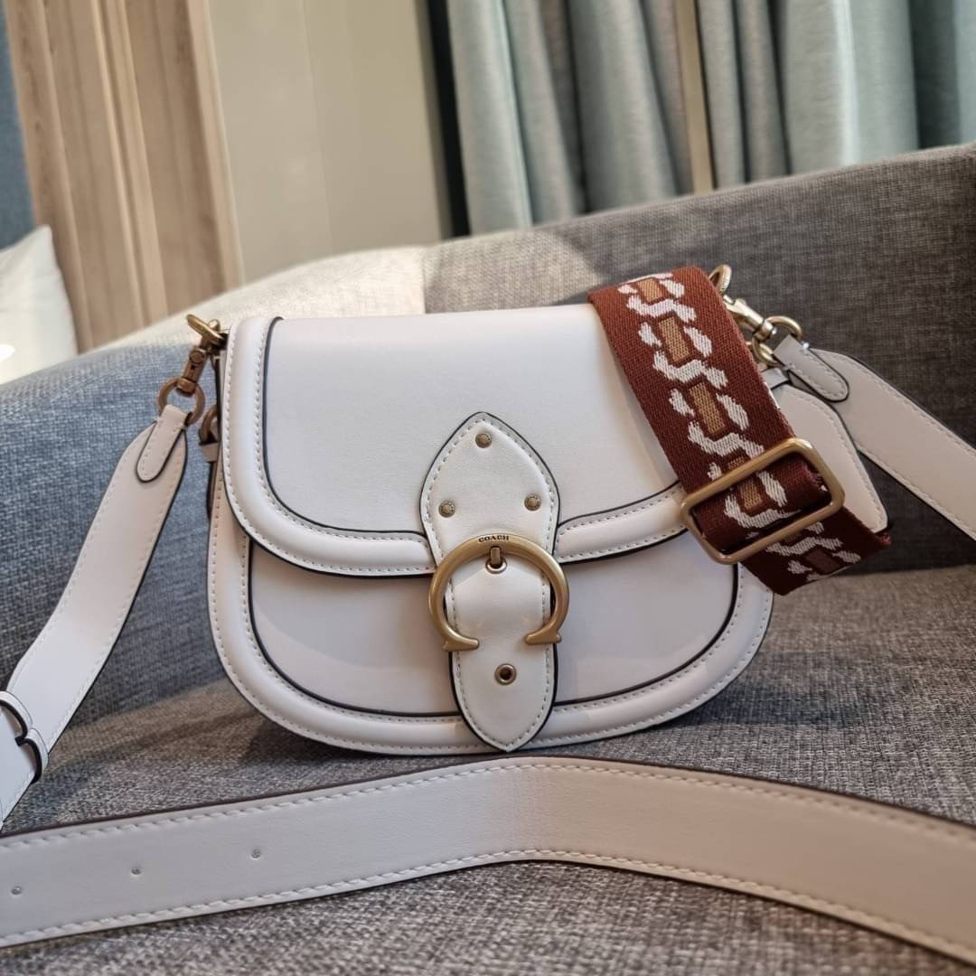 COACH C0749 BEAT SADDLE BAG The best item! ที่สาวๆรอคอย! ฮอตไฟลุก! สีหายาก ละมุนคุณหนู คอลเลคชั่นใหม่ ดีไซน์หรูหรา พิเศษมากๆมาพร้อมสายสะพาย 2 เส้น ใช้คู่กันหรือแยกสะพายก็สวยครบสูตร กระเป๋าสะพายทรง saddle คลาสสิค วัสดุหนัง glove-tanned ทนทาน เปิด-ปิดด้วยกร