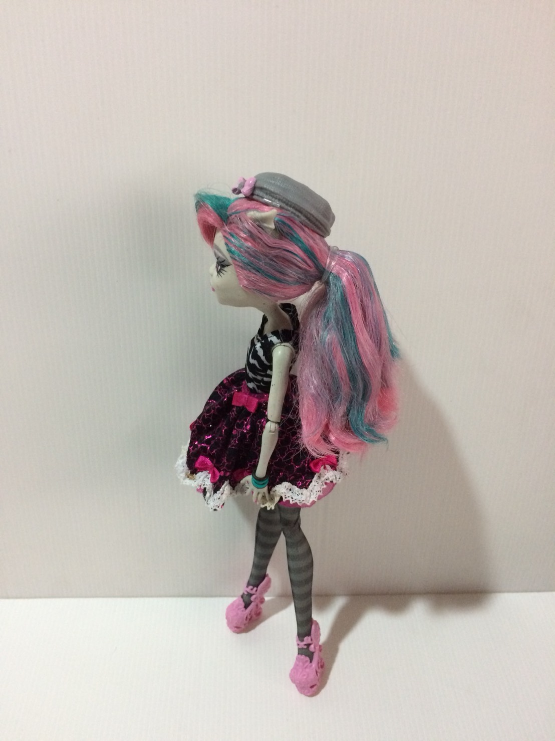 ตุ๊กตา Monster High Doll Rochell Goyle First Wave Scaris City มือสองสภาพดีค่ะ