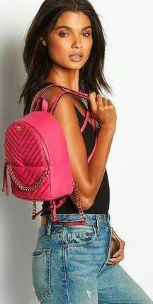 Victoria’s Secret Pebbled V-Quilt Small City Backpack กระเป๋าเป้สไตล์คลาสสิค วัสดุลายหนังแกะเทียม หนังนิ่ม เปิดปิดด้วยซิปคู่ ภายในบุผ้าสกรีนโลโก้ ใส่มินิไอแพค กระเป๋าสตางค์ยาวได้ สายสะพายโซ่ต่อหนังปรับระดับได้ ด้านหน้ามีช่องซิปร้อยหนังเส้นยาวดูมีดีเทล สะพ