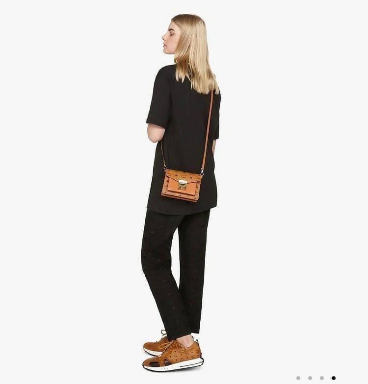 M.C.M MINI PATRICIA CROSSBODY IN VISETOS กระเป๋าสะพายไซส์มินิ เล็กๆแต่ดีเทลยิ่งใหญ่!! เป็นอีกหนึ่งรุ่นที่หรูเกินตัว ด้วยดีไซน์และขนาดพอเหมาะ สาวๆต้องปลื้มแน่นอนใบนี้ วัสดุหนังแคนวาสคุณภาพดีสลับหนังแท้ เปิด-ปิดด้วยตัวกดล็อคอะไหล่ทองสุดหรู ภายในเป็นหนังกลับ