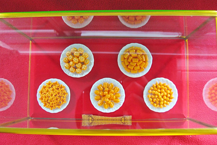 สินค้าหมดค่ะ ขนมมงคล5อย่างพร้อมตู้กระจกค่ะ