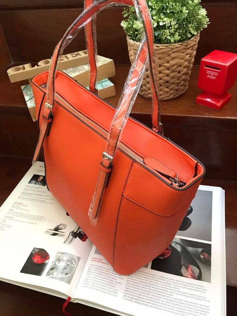 GUESS SHOPPER BAG กระเป๋าถือทรง Tote วัสดุหนังลาย Saffiano สวยอยู่ทรงสไตล์ PRADA ขนาดใหญ่ น้ำหนักเบา ด้านหน้าปั้มโลโก้แบรนด์ ประดับโลหะTAG โลโก้ตัว G อะไหล่เงินที่หูกระเป๋าถอดเเยกใช้ได้ เปิดปิดด้วยซิปเดียวใช้งานง่ายภายในมีsignature ยังมีช่องซิปและช่องเล็ก