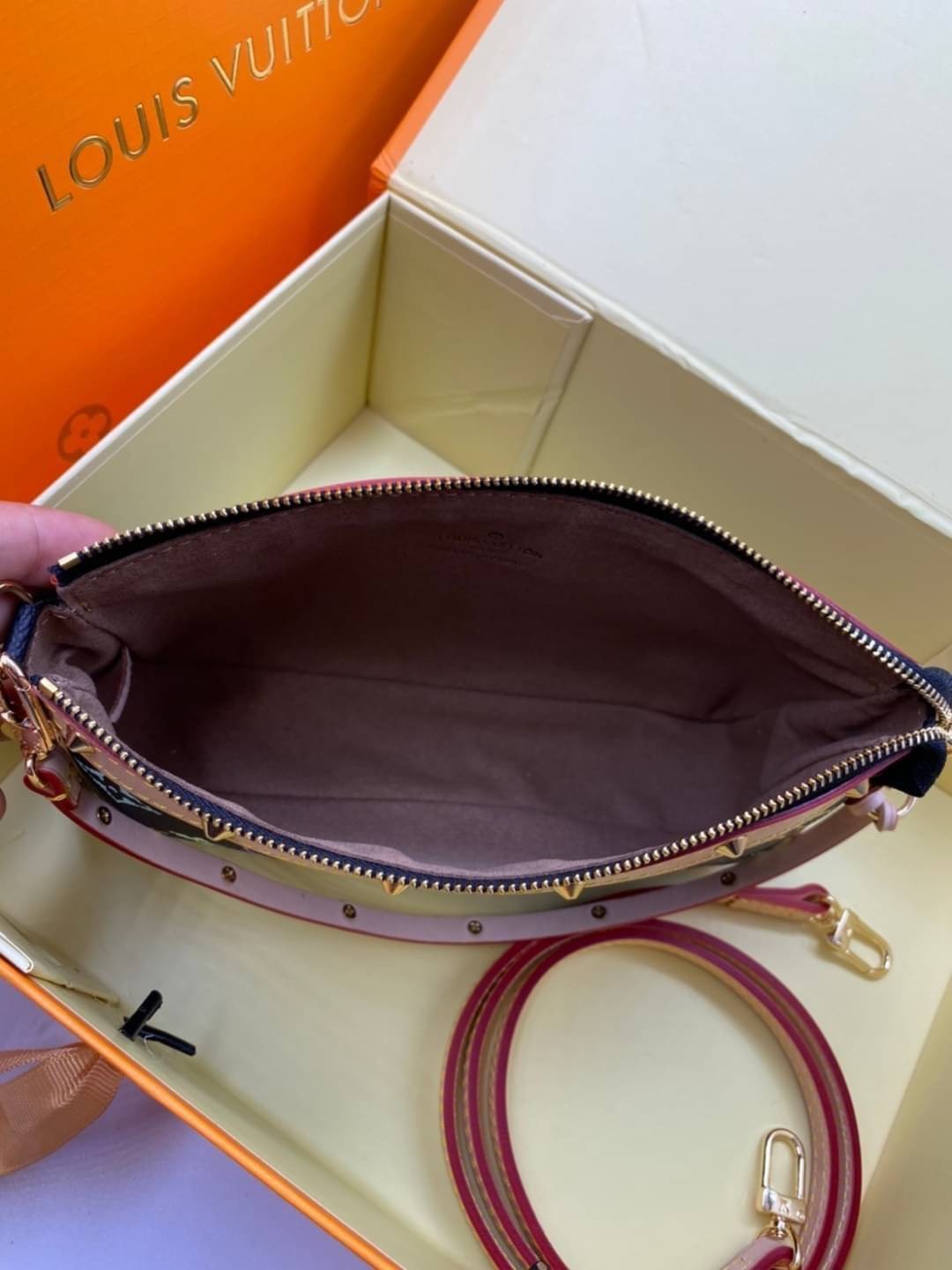 หนังแท้ LOUIS VUITTON POCHETTE TAKASHI MURAKAMI X LOUIS VUITTON WHITE MONOGRAM MULTICOLORE น้องน่ารักน่าใช้มากๆ กระเป๋าหิ้ว//คล้องไหล่//สะพายข้าง//หรือถือแบบคลัท ชิลๆได้เลยค่า หนังแกะแท้นิ่มสวย เปิดปิดกระเป๋าแบบซิป ภายในสามารถใส่กระเป๋าเงินใบกลางได้; มือถ