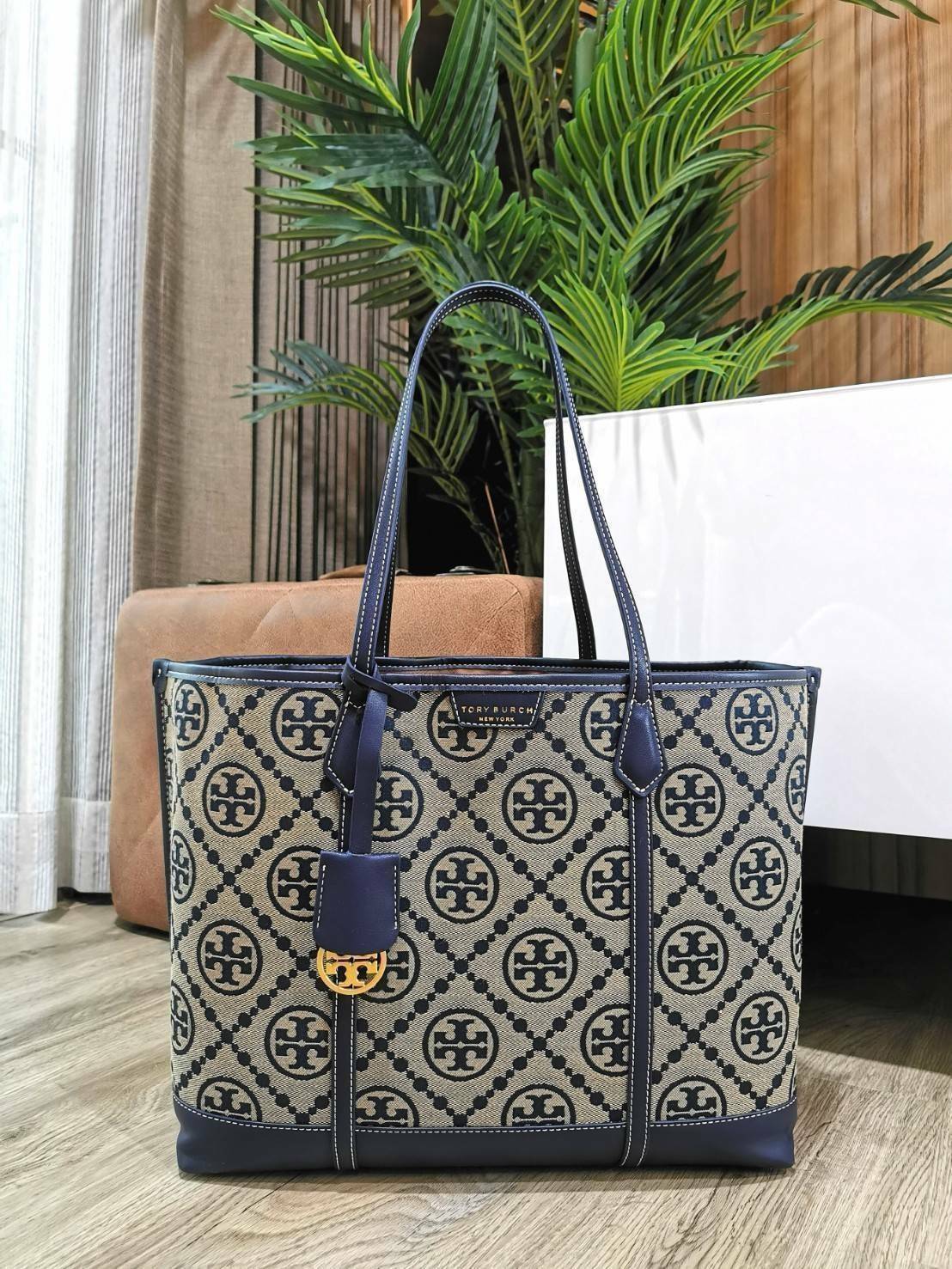 OUTLET 】TORY BURCH FACTORY MONOGRAM JACQUARD LARGE TOTE BAG (L) กระเป๋าถือหรือสะพายดีไซน์ยอดนิยมจาก TORY BURCH FACTORY OUTLET วัสดุ Woven Jacquard & Leather ทอลาย Jacquard Singnature แบรนด์รอบใบปราณีตสวยอยู่ทรงเป็นเอกลักษณ์ ใบใหญ่กำลังดี กว้างและจุได้เยอะ