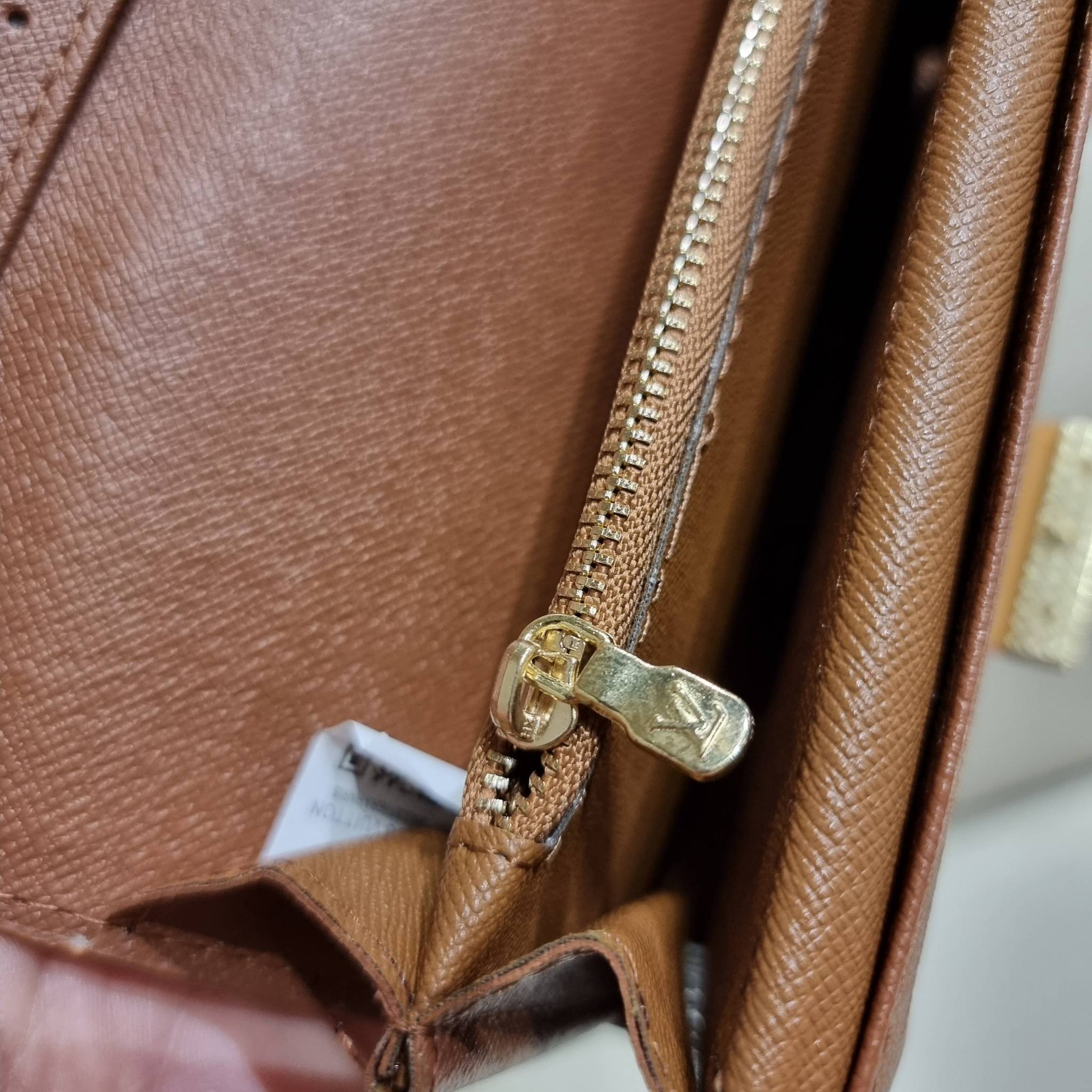 VIP 】ได้เวลาเปลี่ยนกระเป๋าสตางค์รับทรัพย์กันแล้ว!! LV vip wallet กระเป๋าสตางค์พรีเมี่ยมกิ๊ฟ เป็นไอเท็มหายาก ที่สาวๆต้องว้าว!! ใบยาวขนาดกำลังเหมาะมือ ถือแล้วขับผิวทุกสี วัสดุหนังแคนวาส ทนทาน เปิด-ปิดด้วยกระดุม ภายในมีช่องใส่บัตรเยอะมาก แบ่งสัดส่วนสวย ใส่ธน