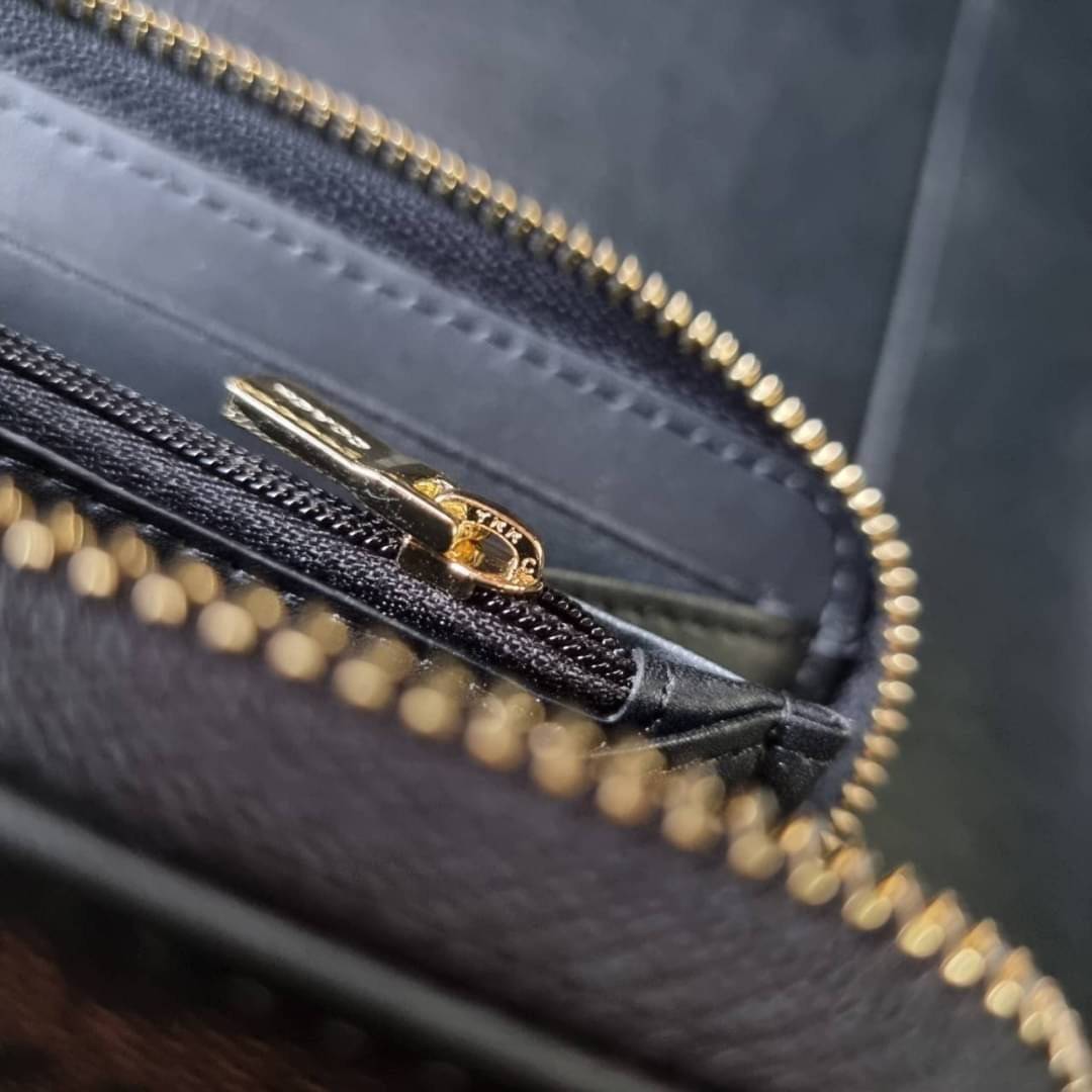 COACH F54630 ACCORDION ZIP WALLET IN SIGNATURE COATED CANVAS WITH LEATHER STRIPE กระเป๋าสตางค์ใบยาวรุ่นคลาสสิค คัดสีขายดีมาให้กันเลยจ้า ♥️ วัสดุหนังแคนวาสเคลือบลาย เปิด-ปิดด้วยซิปรอบ รูดใช้งานง่าย ใส่บัตรได้ มีช่องซิปใส่เหรียญ ใส่มือถือได้ พกใบนี้ใ