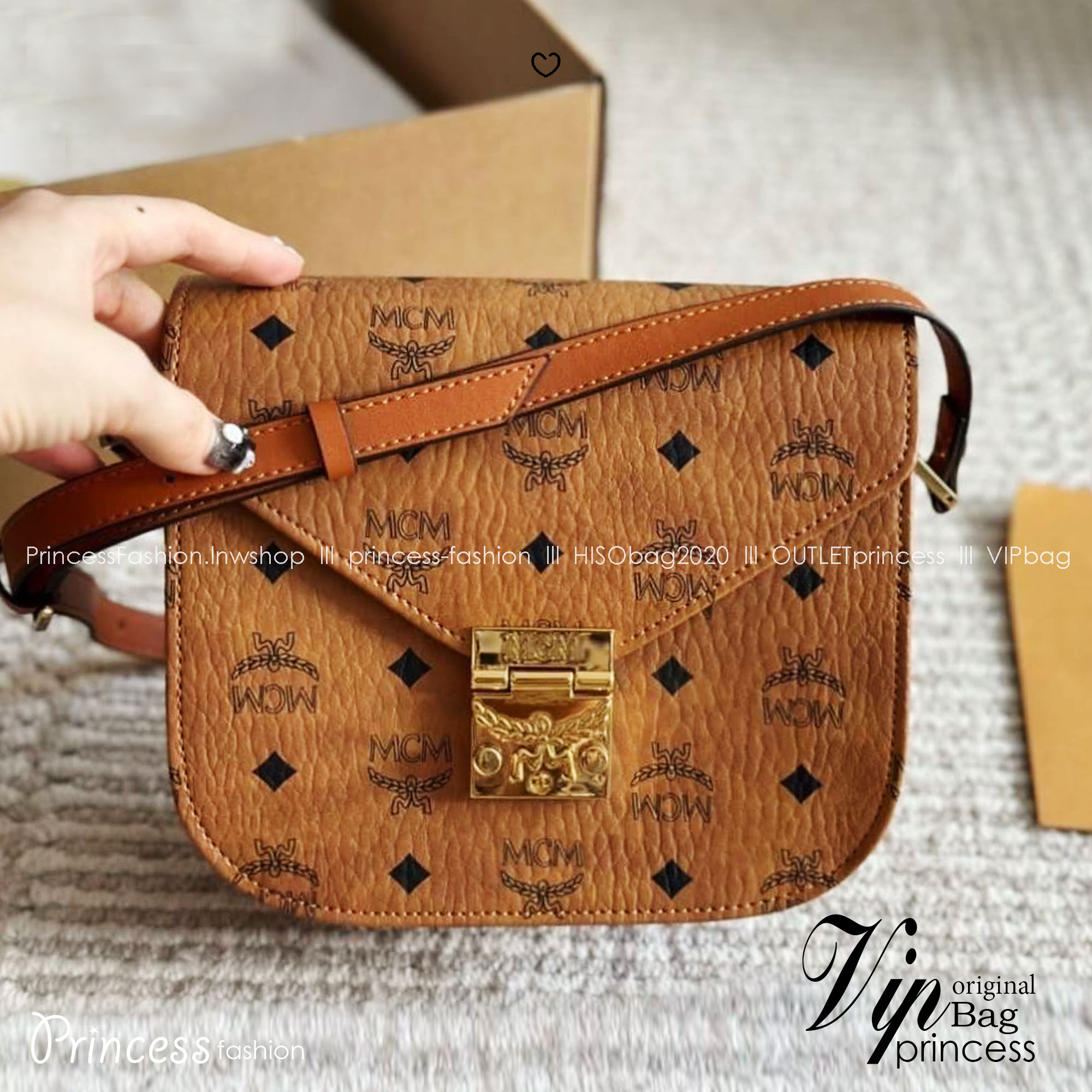 ORI | M.C.M Patricia Shoulder Bag In Visetos กระเป๋าสะพายดีไซน์มีสไตล์ ดูดีมีสเน่ห์ด้วยทรงกระเป๋าที่โค้งรับฐาน ให้ความรู้สึกนุ่มนวล แมทช์ได้กับทุกลุค