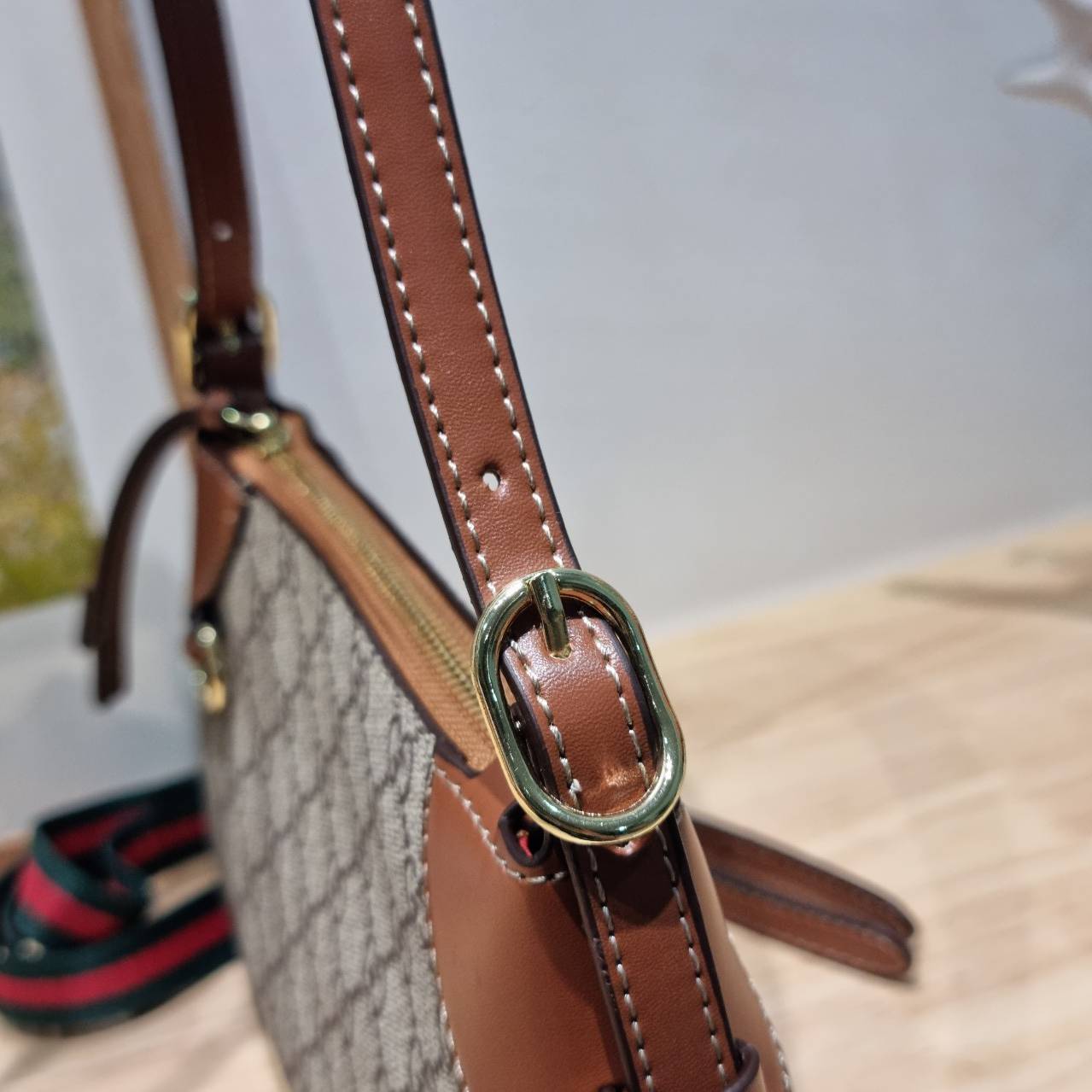 GUCCI GG emblem small shoulder bag กระเป๋าสะพายทรงพอช ขนาดน่ารักมากๆ ทรงสวยคลาสสิค เทรนด์กระเป๋าปุ๊กปิ๊กมาแรงมาก