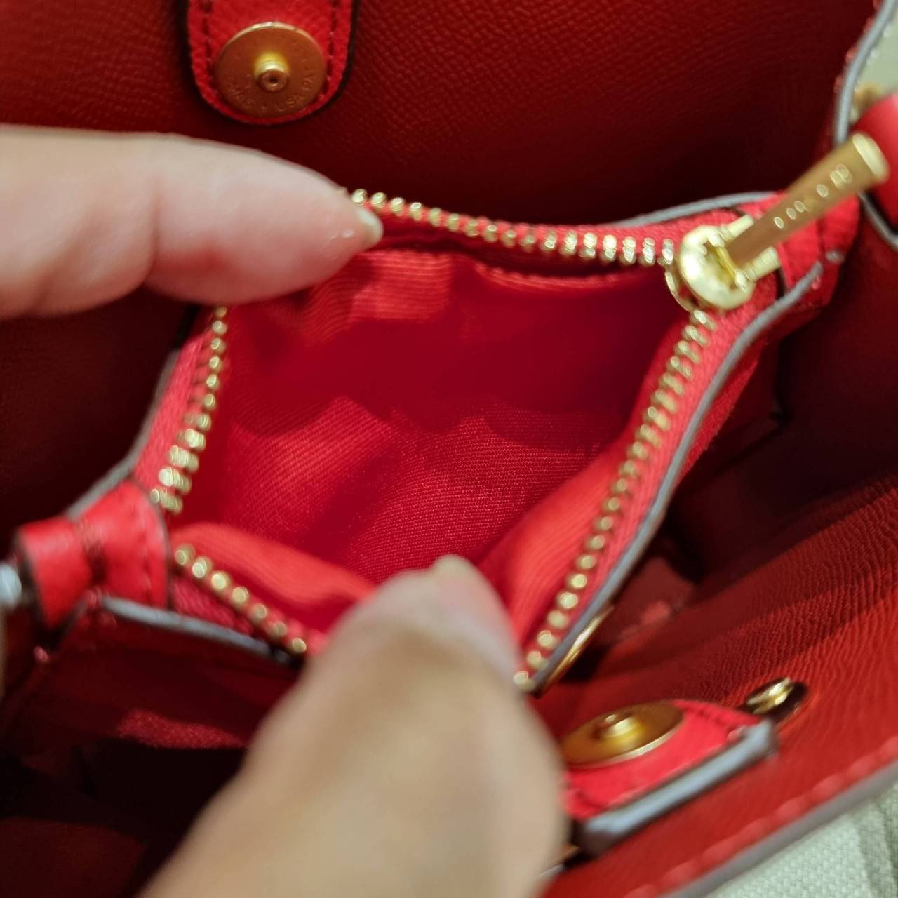 COACH MINI TOWN BUCKET BAG IN SIGNATURE CANVAS WITH VINTAGE MINI ROSE PRINT ((7270 7268 7267)) คอลเลคชั่นใหม่ล่าสุด!! น้องสาวคนสวยมาแล้วจ้า สดใสต้อนรับเทศกาลคริสต์มาส 🎅🎄 กระเป๋าบัคเก็ต ไซส์มินิ ใบจริงน่ารักม้าก!! น่าใช้แบบที่สุด วัสดุหนังแ