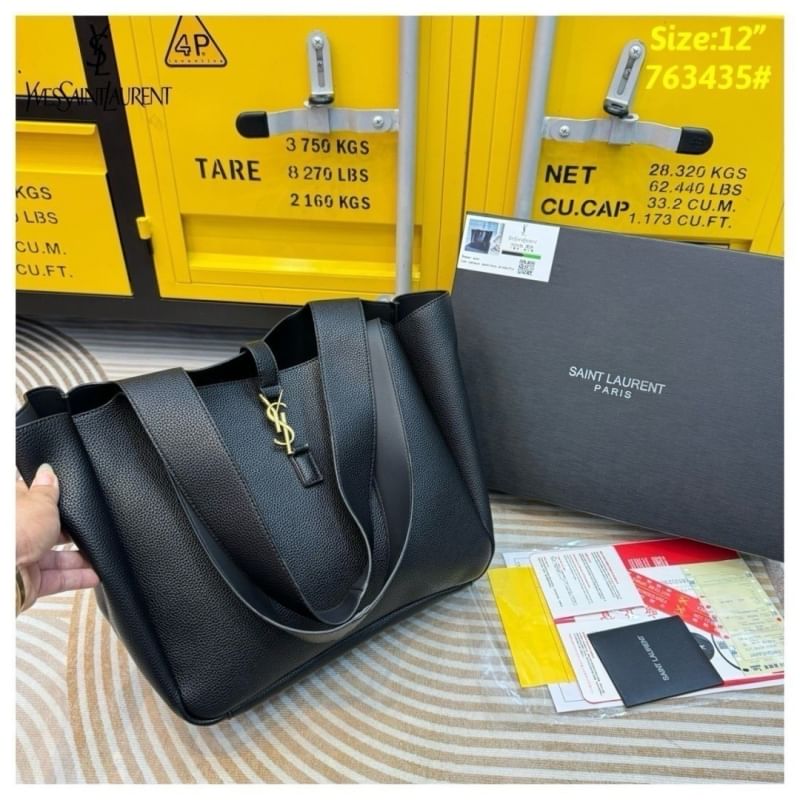 YSL Le 5 À 7 Bea Leather Tote Bag กระเป๋าทรงโท้ทงานหนังเต็มใบ สวยเด่นเป็นเอกลักษณ์มาก ดีไซน์เรียบแต่มากมีอยู่จริง สวยดูแพง ที่ไม่มีตอนนี้คือพลาด