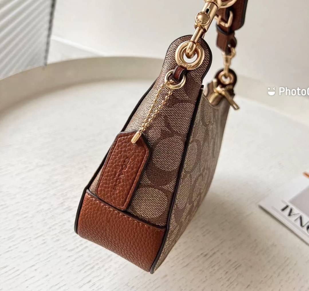 OUTLET 】COACH JES BAGUETTE IN SIGNATURE CANVAS (C7264) GOLD/KHAKI SADDLE สินค้าพร้อมส่งที่ไทย