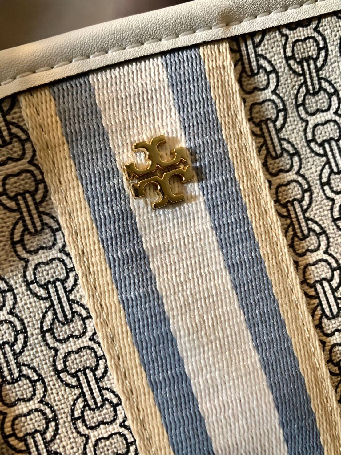 TORY BURCH GEMINI CANVAS SMALL PATCHES TOTE 🔺จุดเด่นของหนังคุณภาพต้องนิ่มสัมผัสได้ ไม่แข็งทื่อๆนะคะ! พร้อมส่งที่ไทย ใช้วันไหนๆก็สวยสุดๆไปเลยค่าา! กระเป๋าทรงTote ไม่เล็กอย่างที่คิดนะคะ😁 หนังแท้ชั้นดี ลายหนังสวยนิ่มมือดีมากค่ะ ตัวกระเป๋าลายโ