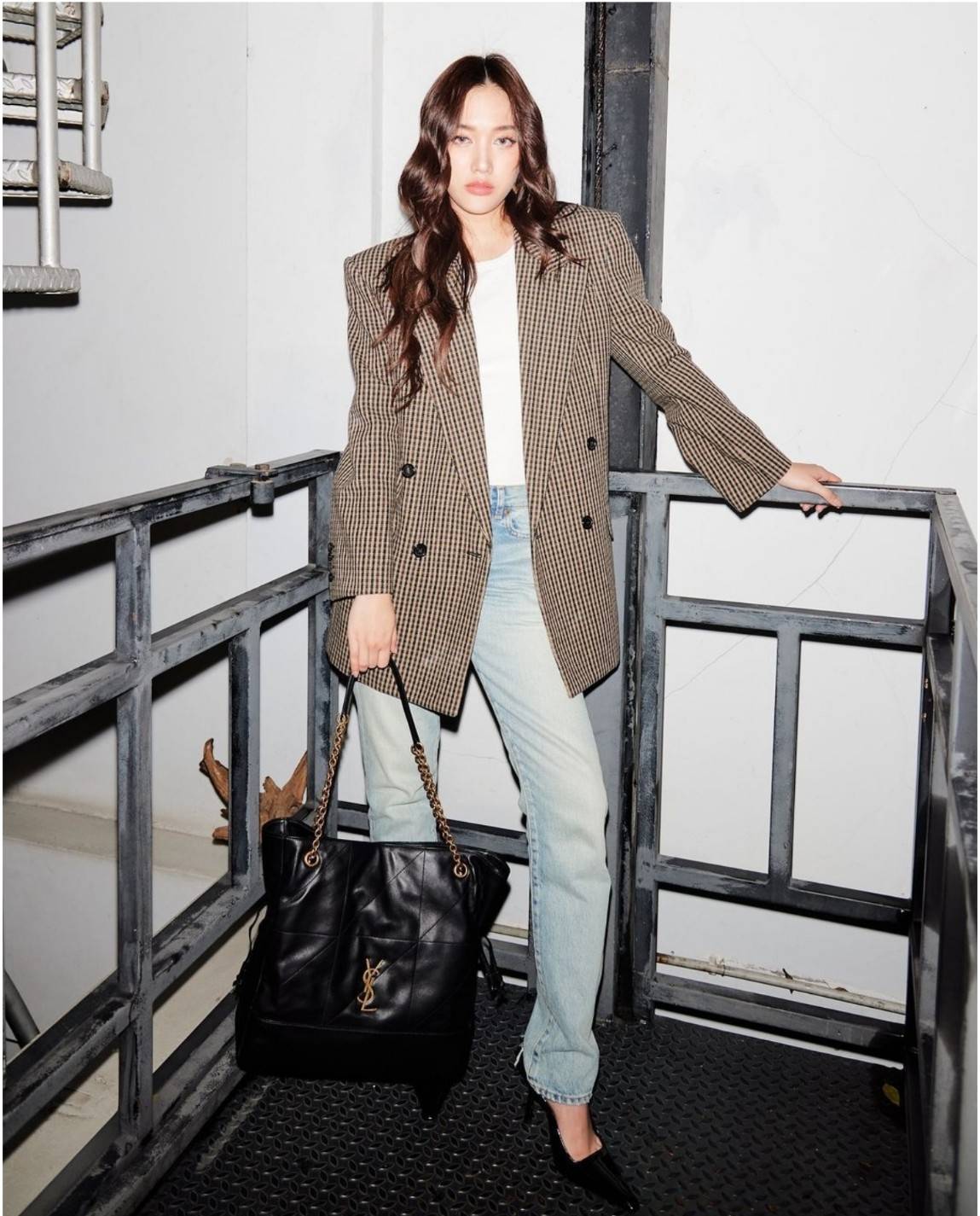 YSL jamie shopping bag ครบเครื่องตัวมัมเค้าใช้กัน ดีไซน์ใหม่! กับกระเป๋าสะพายใบใหญ่ เรียบหรู ดูปัง ดูแพง สีดำคลาสสิคตัดกับอะไหล่สีทองได้อย่างลงตัว